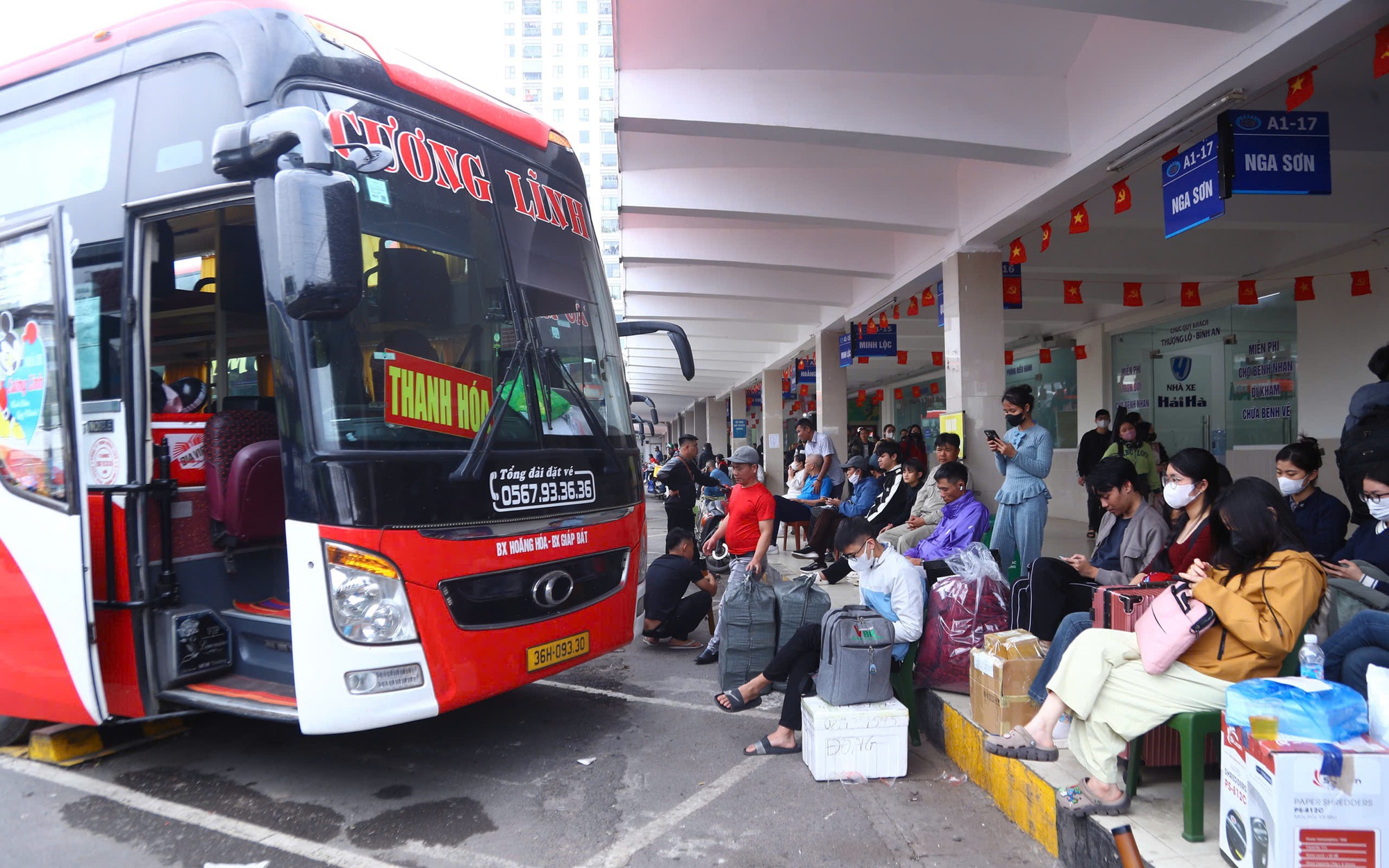 Người d&acirc;n lỉnh kỉnh h&agrave;nh l&yacute;, đổ ra bến xe về qu&ecirc; trước kỳ nghỉ tết Dương lịch