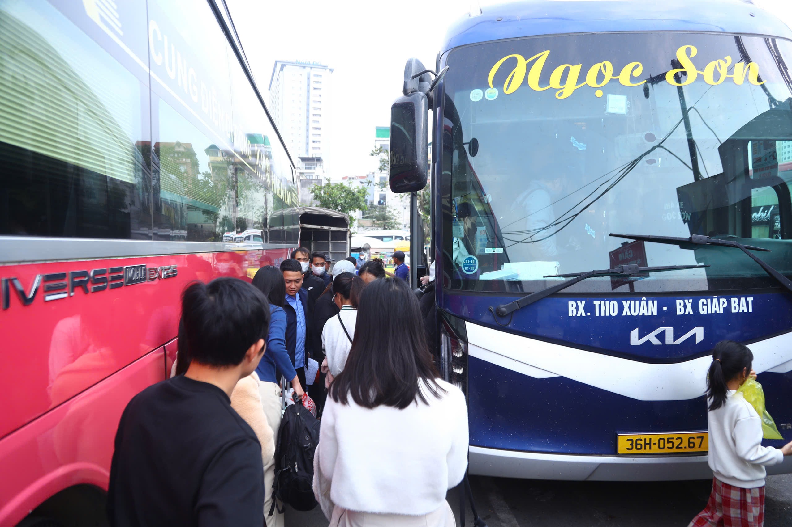 Người dân lỉnh kỉnh hành lý, đổ ra bến xe về quê trước kỳ nghỉ tết Dương lịch- Ảnh 3. Người dân lỉnh kỉnh hành lý, đổ ra bến xe về quê trước kỳ nghỉ tết Dương lịch- Ảnh 3.