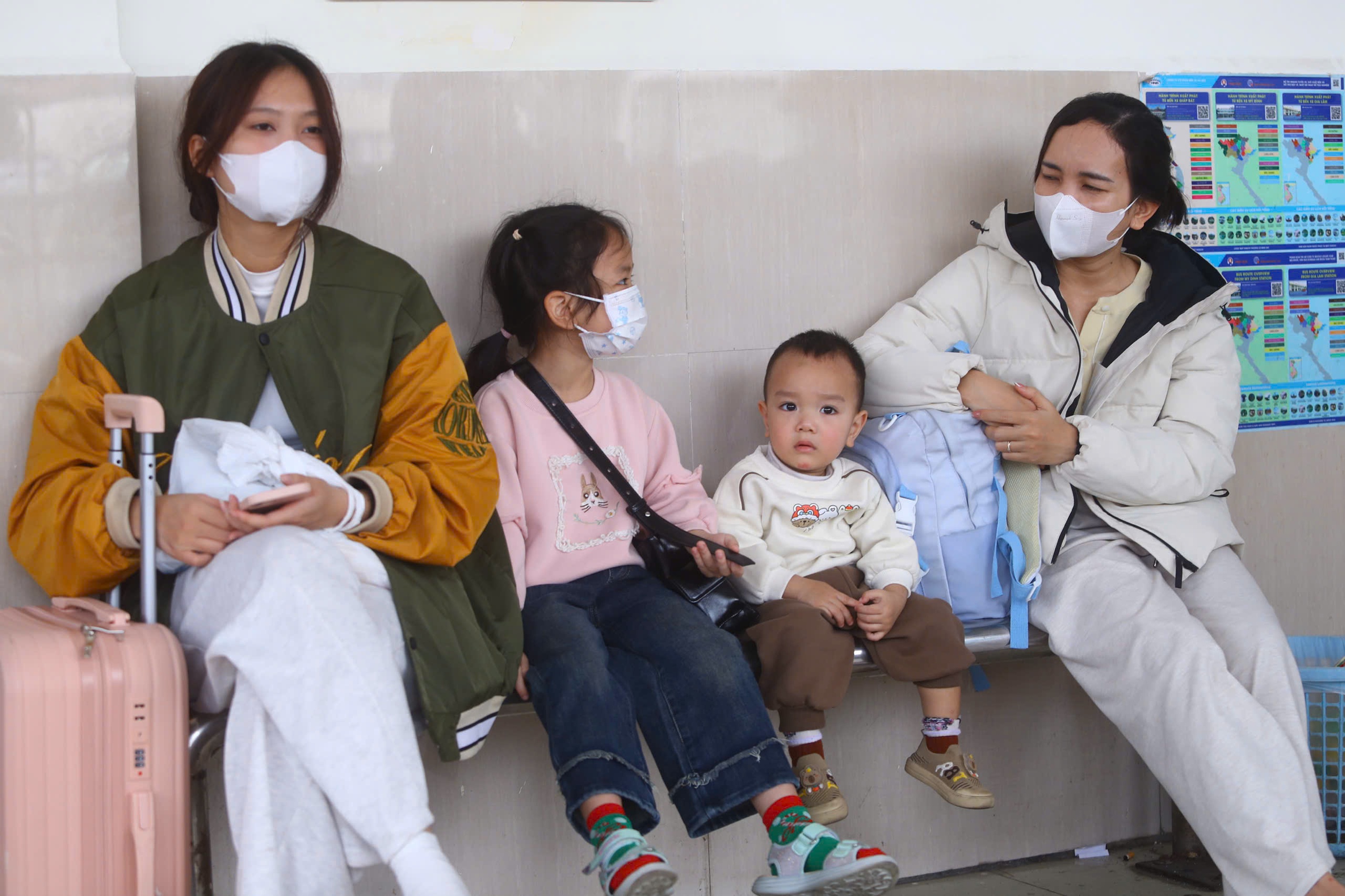 Người dân lỉnh kỉnh hành lý, đổ ra bến xe về quê trước kỳ nghỉ tết Dương lịch- Ảnh 4. Người dân lỉnh kỉnh hành lý, đổ ra bến xe về quê trước kỳ nghỉ tết Dương lịch- Ảnh 4.