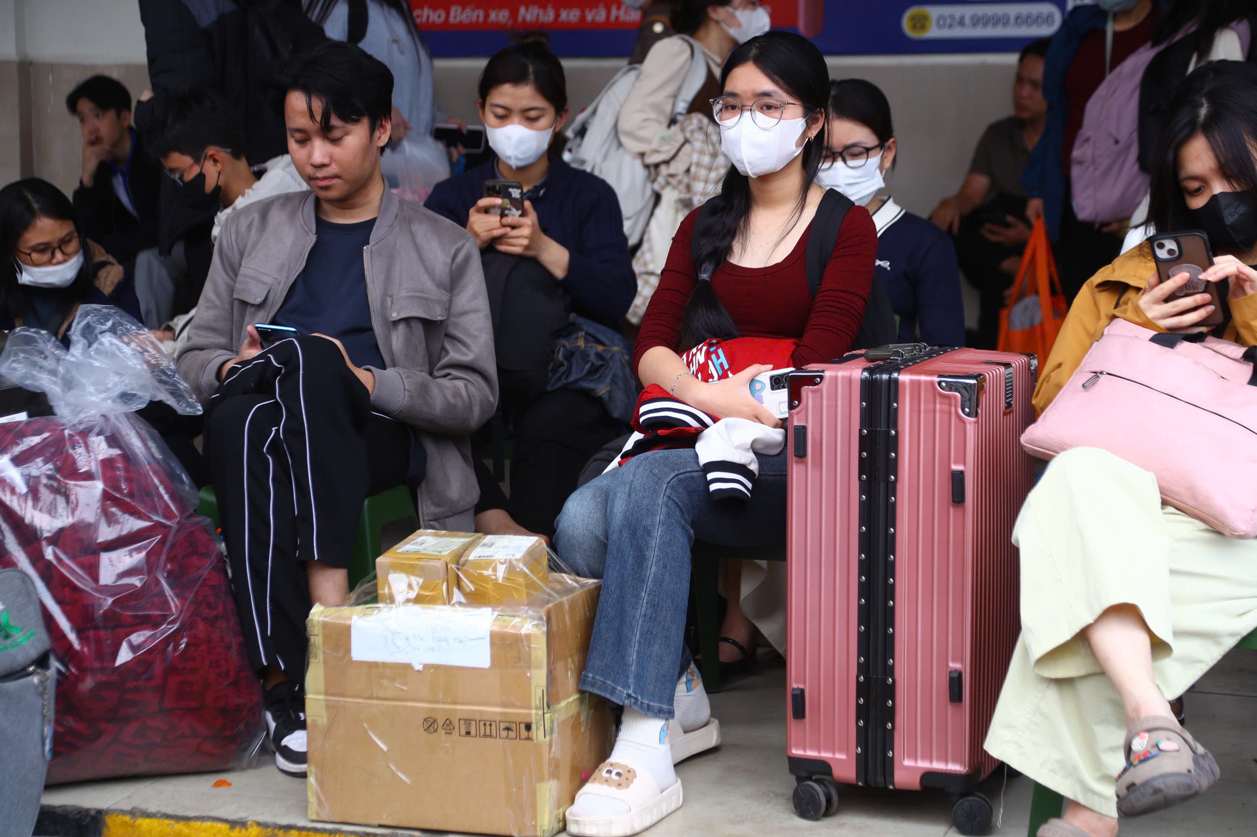 Người dân lỉnh kỉnh hành lý, đổ ra bến xe về quê trước kỳ nghỉ tết Dương lịch- Ảnh 6. Người dân lỉnh kỉnh hành lý, đổ ra bến xe về quê trước kỳ nghỉ tết Dương lịch- Ảnh 6.