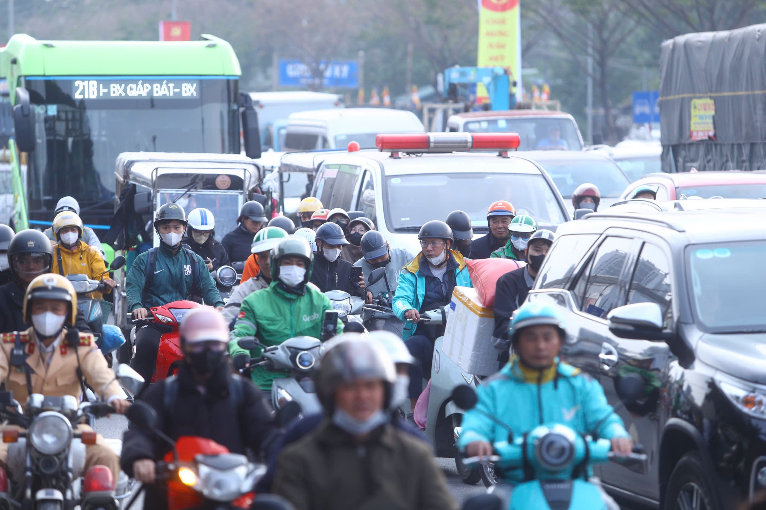 Đường phố H&agrave; Nội đ&ocirc;ng &ldquo;nghẹt thở&rdquo; ng&agrave;y l&agrave;m việc cuối c&ugrave;ng của năm- Ảnh 7.