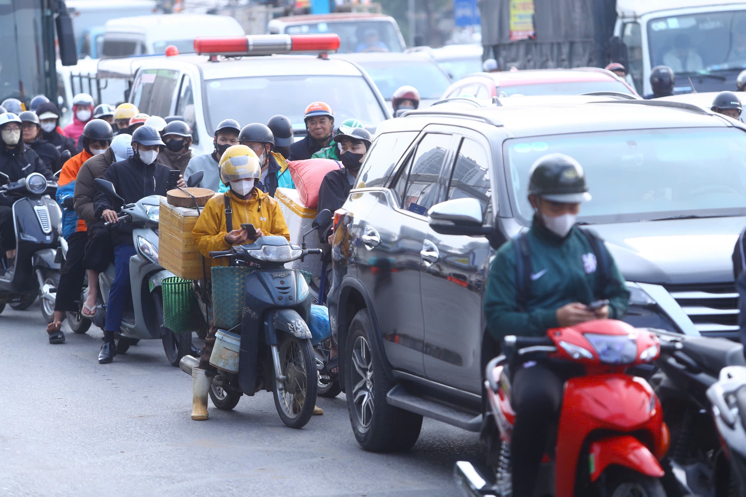 Đường phố H&agrave; Nội đ&ocirc;ng &ldquo;nghẹt thở&rdquo; ng&agrave;y l&agrave;m việc cuối c&ugrave;ng của năm- Ảnh 6.