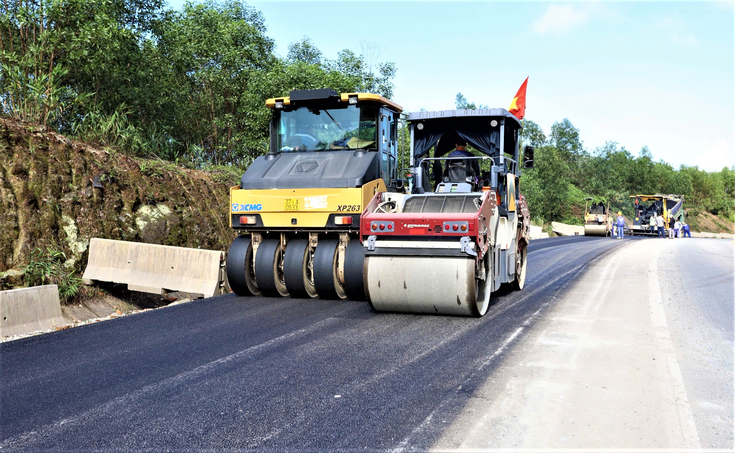 Gác kỳ nghỉ Tết, hàng trăm công nhân miệt mài trên công trường cao tốc La Sơn - Hòa Liên- Ảnh 3. Gác kỳ nghỉ Tết, hàng trăm công nhân miệt mài trên công trường cao tốc La Sơn - Hòa Liên- Ảnh 3.