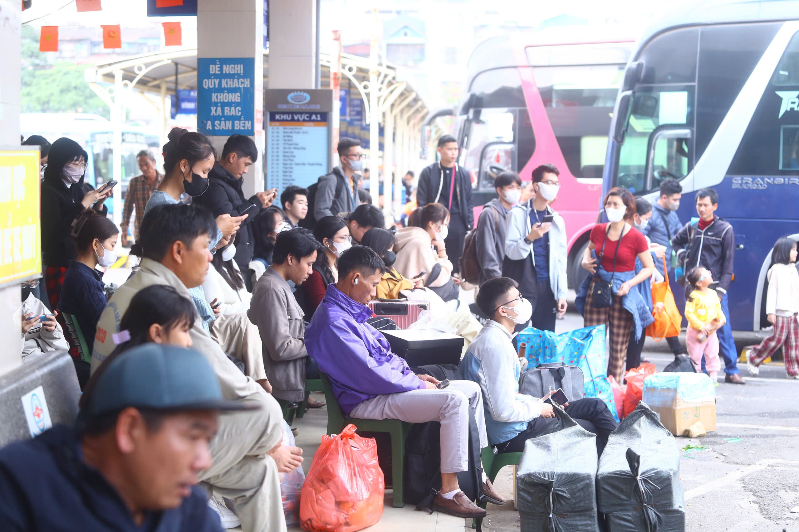 Người dân lỉnh kỉnh hành lý, đổ ra bến xe về quê trước kỳ nghỉ tết Dương lịch- Ảnh 1. Người dân lỉnh kỉnh hành lý, đổ ra bến xe về quê trước kỳ nghỉ tết Dương lịch- Ảnh 1.