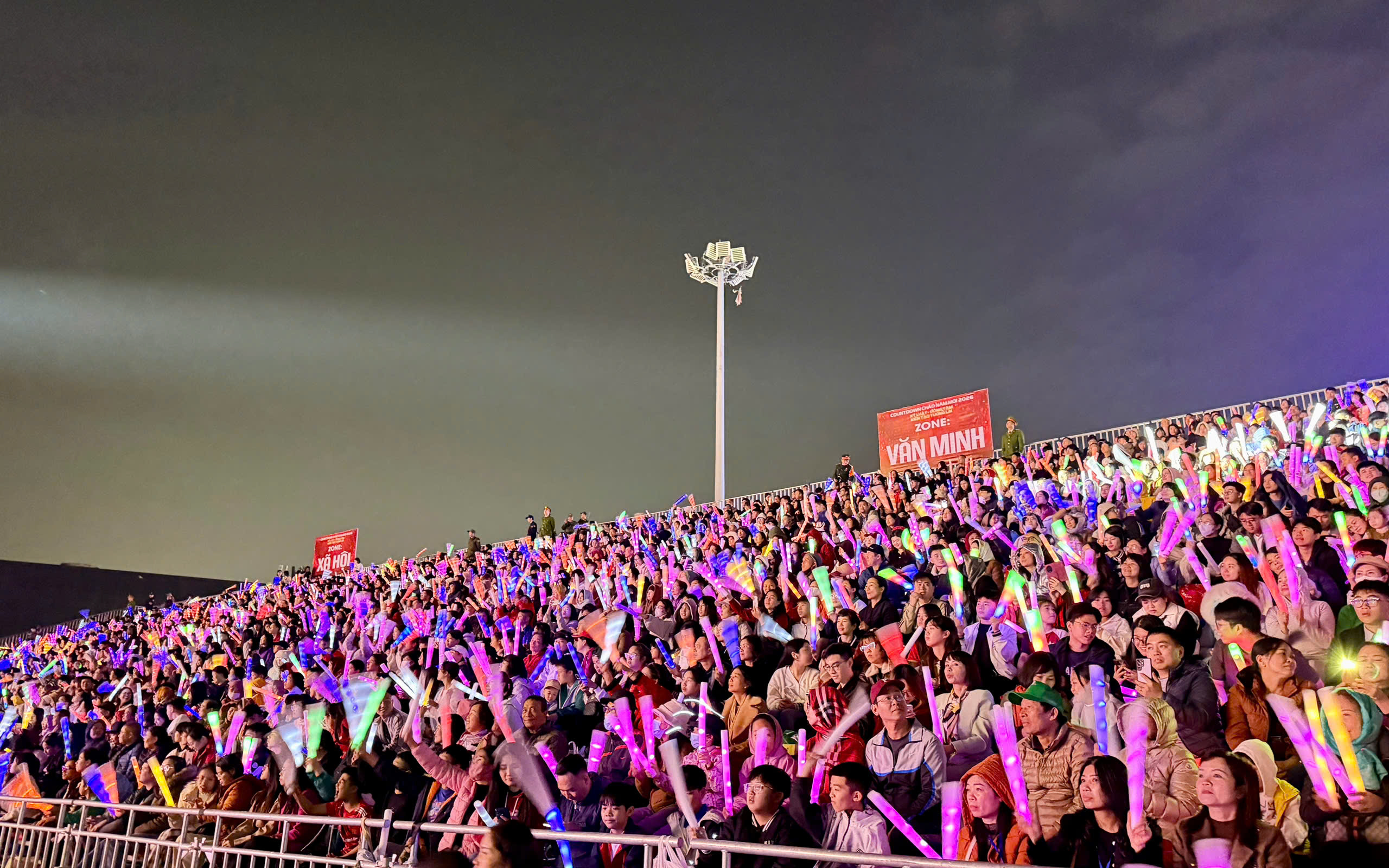 Quảng Ninh rực rỡ đ&ecirc;m nghệ thuật Countdown 2026 ch&agrave;o mừng năm mới- Ảnh 8.