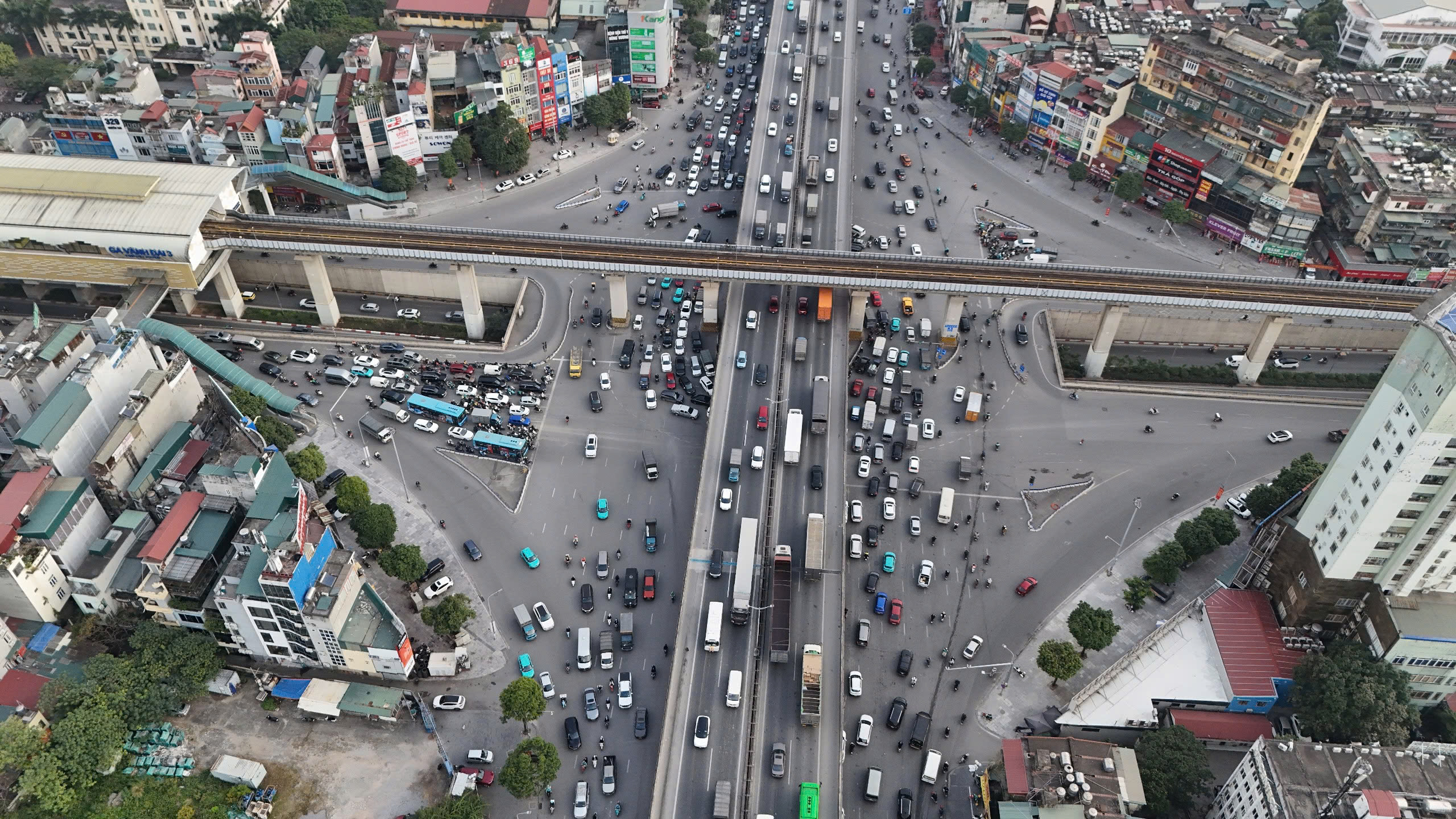 Đường phố H&agrave; Nội đ&ocirc;ng &ldquo;nghẹt thở&rdquo; ng&agrave;y l&agrave;m việc cuối c&ugrave;ng của năm- Ảnh 11.