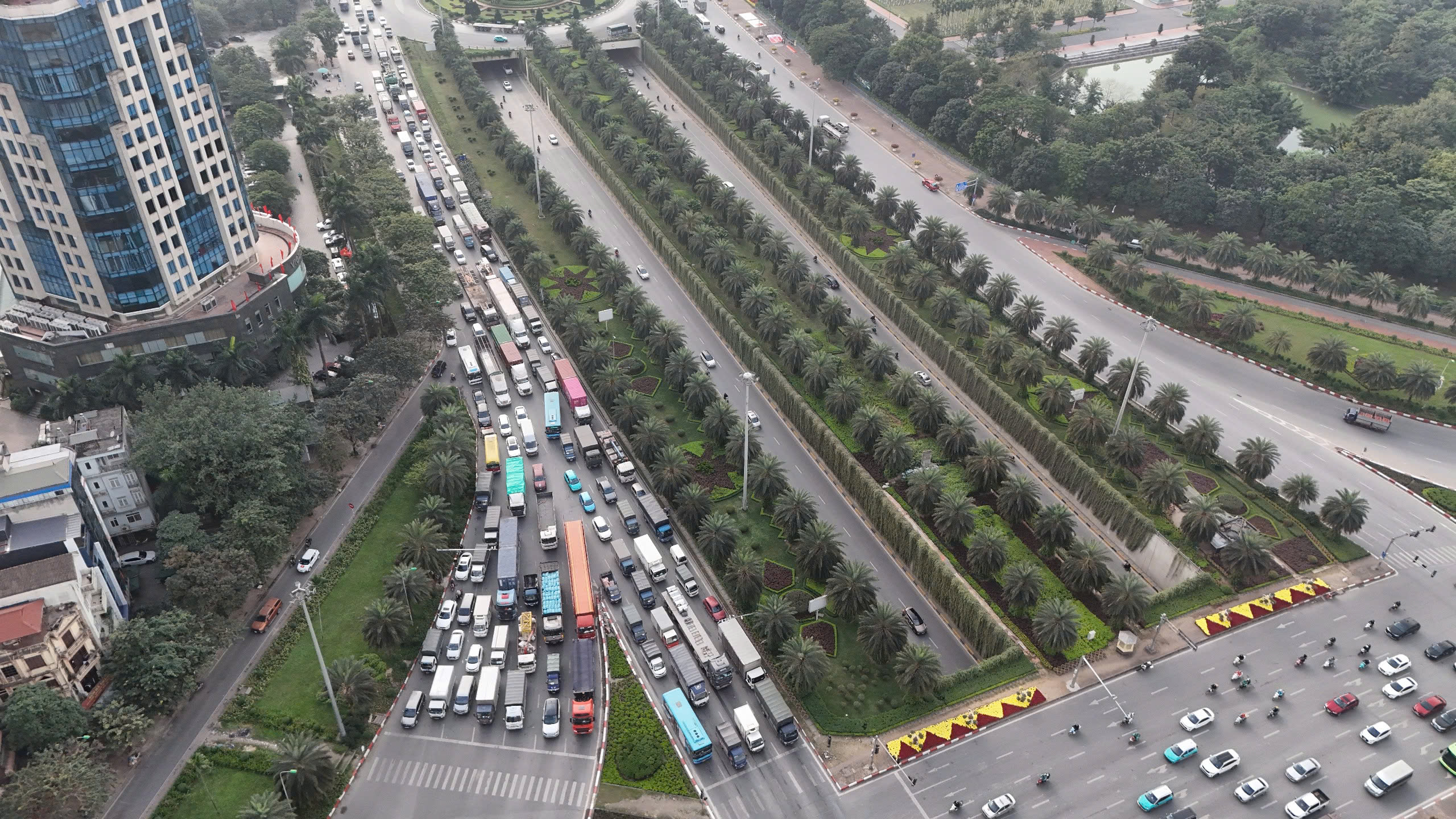 Đường phố H&agrave; Nội đ&ocirc;ng &ldquo;nghẹt thở&rdquo; ng&agrave;y l&agrave;m việc cuối c&ugrave;ng của năm- Ảnh 1.