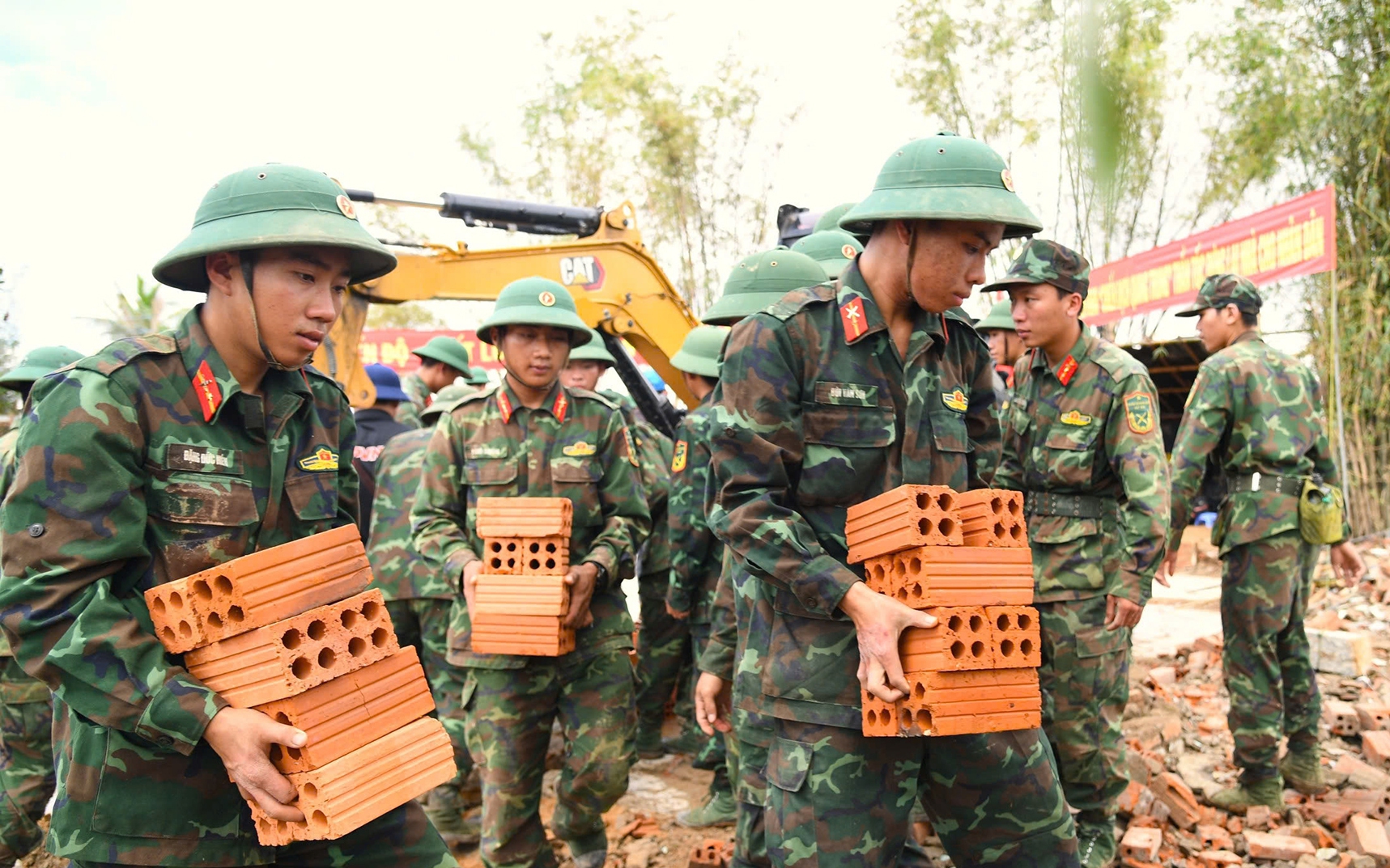 Thủ tướng: Hỗ trợ thêm 5 - 10 triệu đồng với các hộ dân được xây, sửa nhà sau thiên tai- Ảnh 2. Thần tốc dựng lại nhà giúp dân vùng lũ