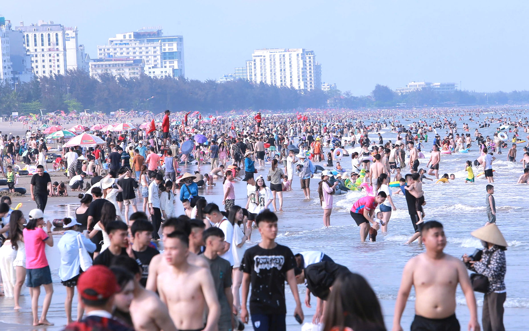 Sầm Sơn đặt mục ti&ecirc;u đ&oacute;n hơn 9 triệu lượt kh&aacute;ch du lịch trong năm 2026- Ảnh 1.
