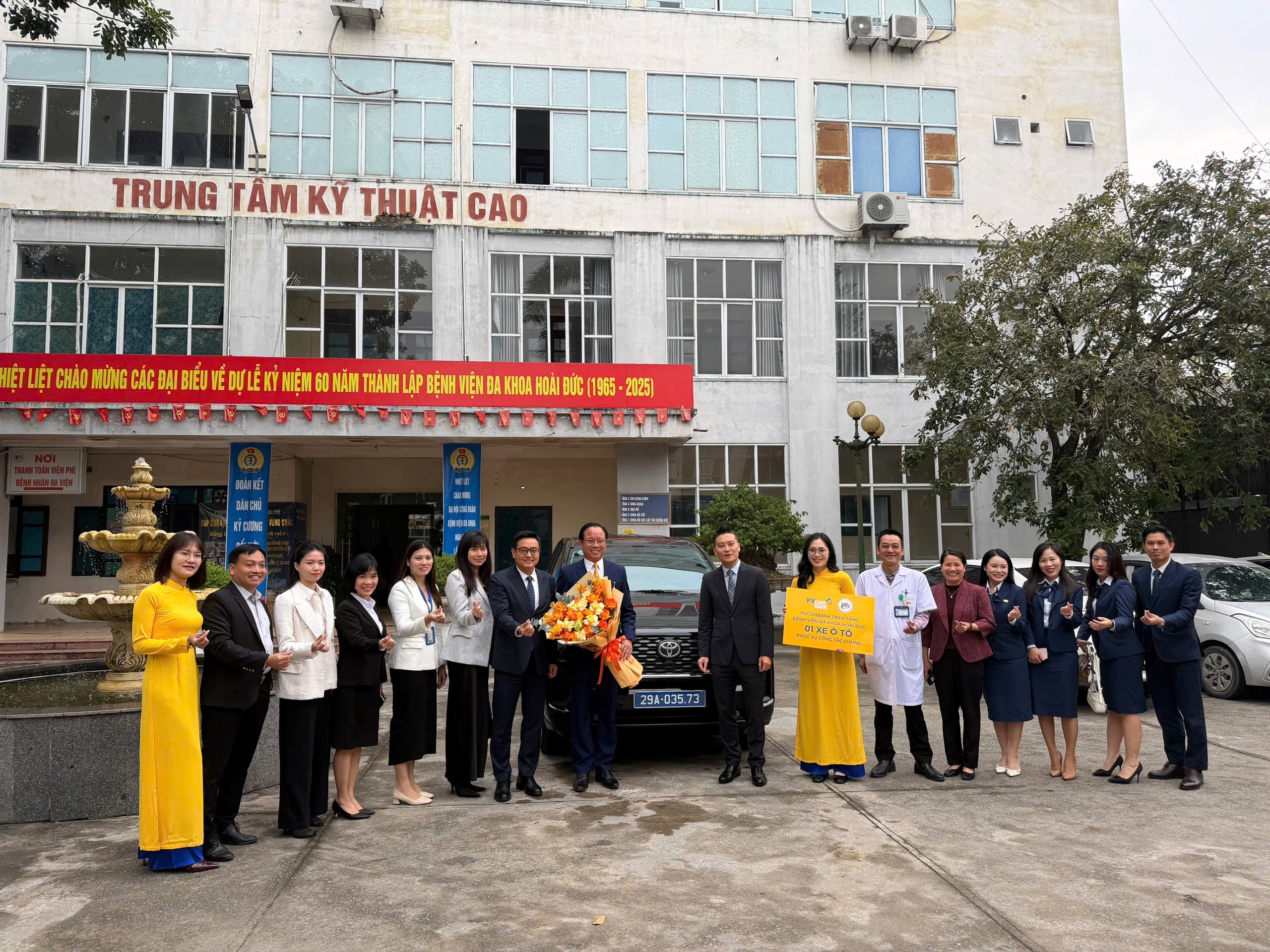 PVcomBank trao tặng xe &ocirc; t&ocirc; phục vụ y tế cho c&aacute;c bệnh viện- Ảnh 1.