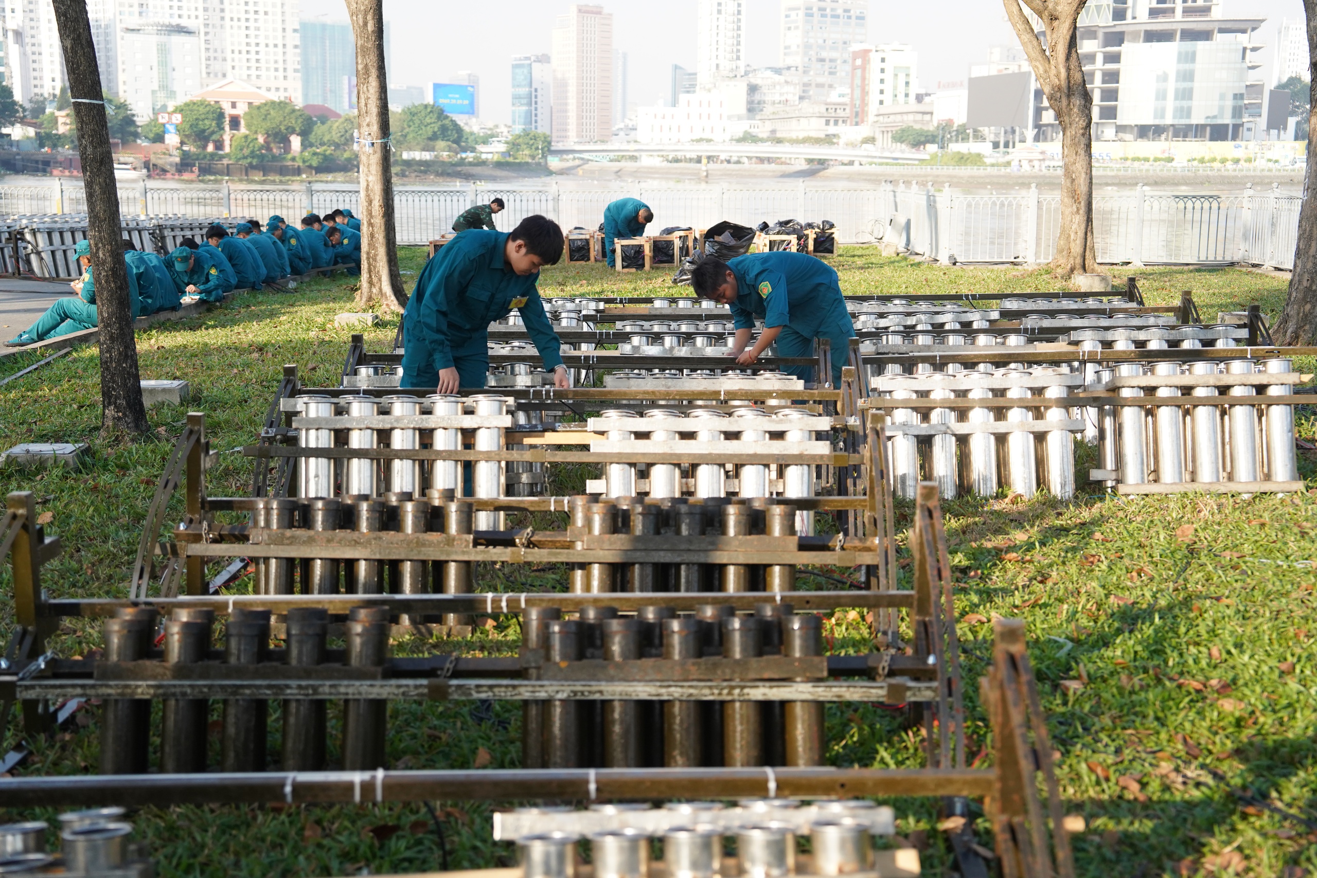 TP.HCM: Hoàn thiện trận địa pháo hoa, sẵn sàng đón năm mới 2026- Ảnh 1. TP.HCM: Hoàn thiện trận địa pháo hoa, sẵn sàng đón năm mới 2026- Ảnh 1.
