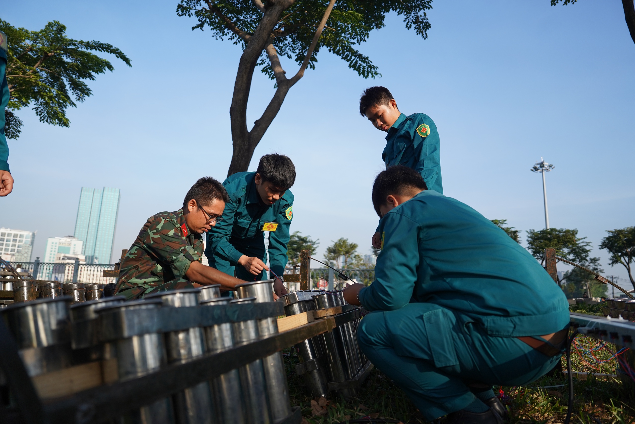 TP.HCM: Hoàn thiện trận địa pháo hoa, sẵn sàng đón năm mới 2026- Ảnh 12. TP.HCM: Hoàn thiện trận địa pháo hoa, sẵn sàng đón năm mới 2026- Ảnh 12.