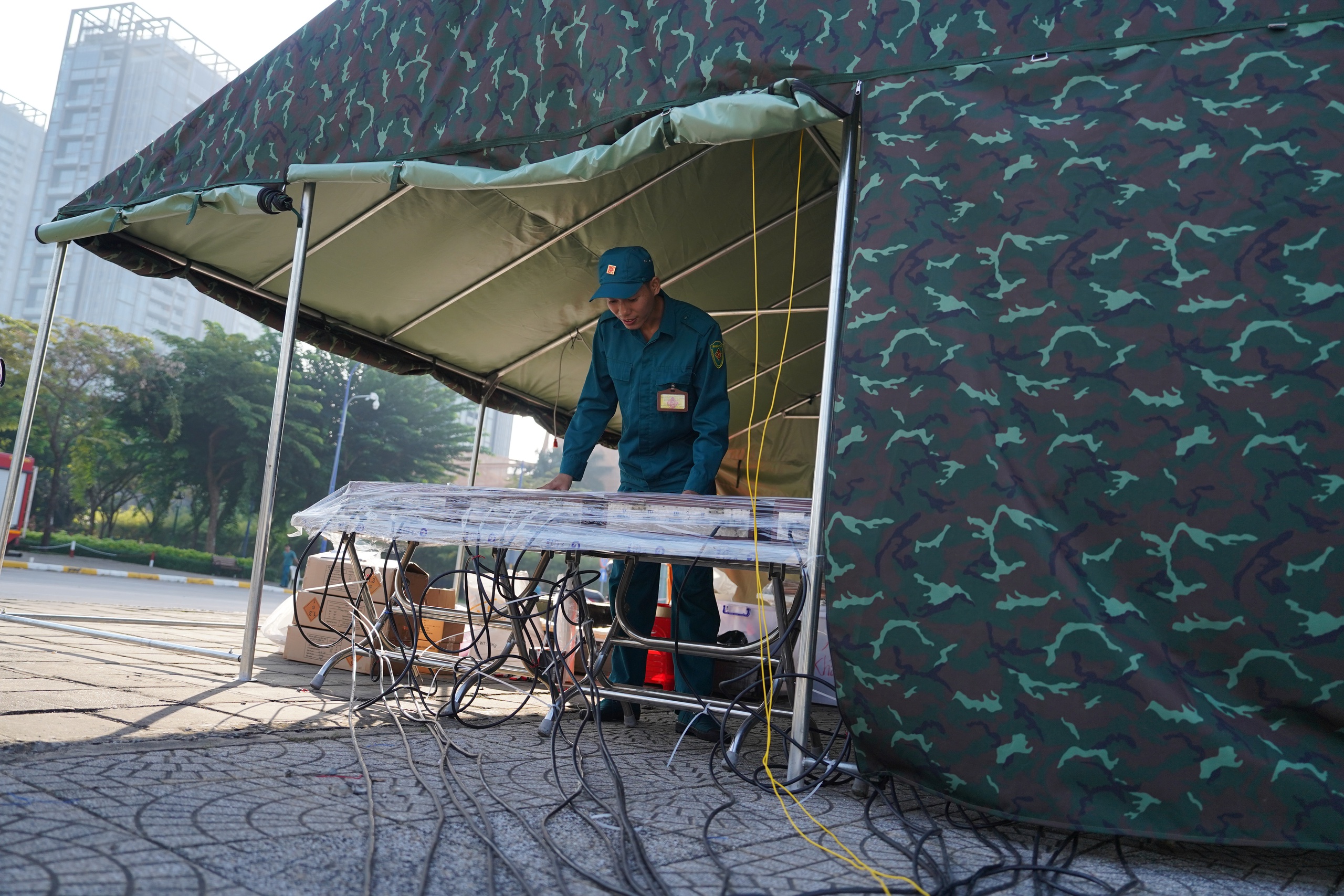 TP.HCM: Hoàn thiện trận địa pháo hoa, sẵn sàng đón năm mới 2026- Ảnh 11. TP.HCM: Hoàn thiện trận địa pháo hoa, sẵn sàng đón năm mới 2026- Ảnh 11.