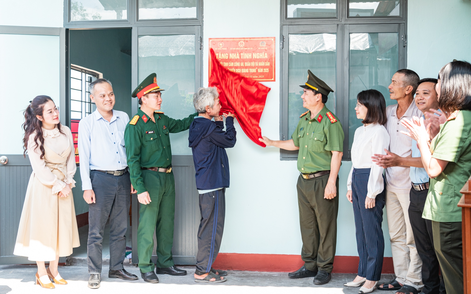 Bộ Công an làm lễ xuất quân thần tốc 15 ngày đêm, quyết thắng "Chiến dịch Quang Trung"- Ảnh 6. Niềm vui ngày cuối năm trong những căn nhà mới từ 'Chiến dịch Quang Trung' ở Gia Lai