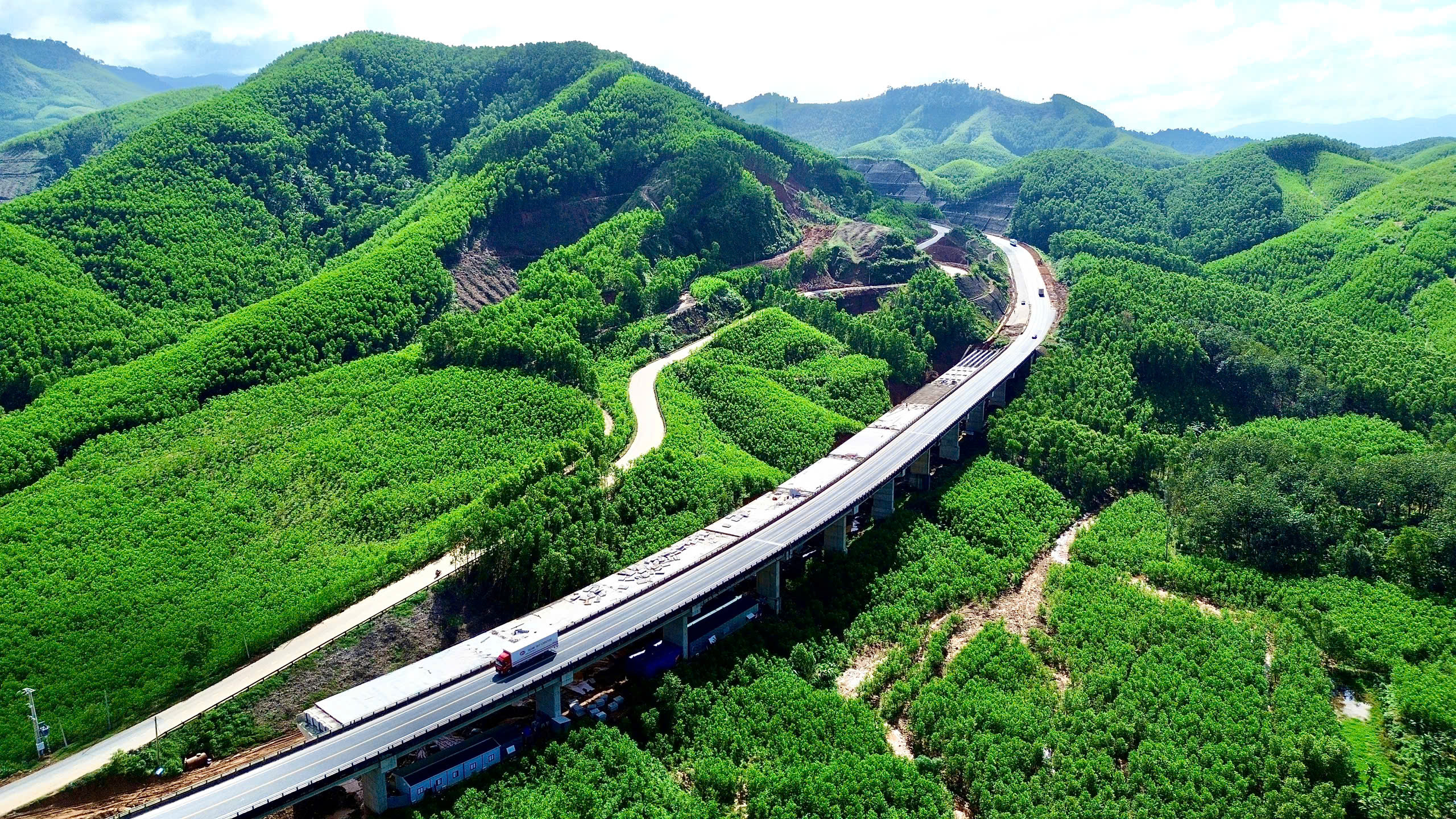 Gác kỳ nghỉ Tết, hàng trăm công nhân miệt mài trên công trường cao tốc La Sơn - Hòa Liên- Ảnh 11. Gác kỳ nghỉ Tết, hàng trăm công nhân miệt mài trên công trường cao tốc La Sơn - Hòa Liên- Ảnh 11.