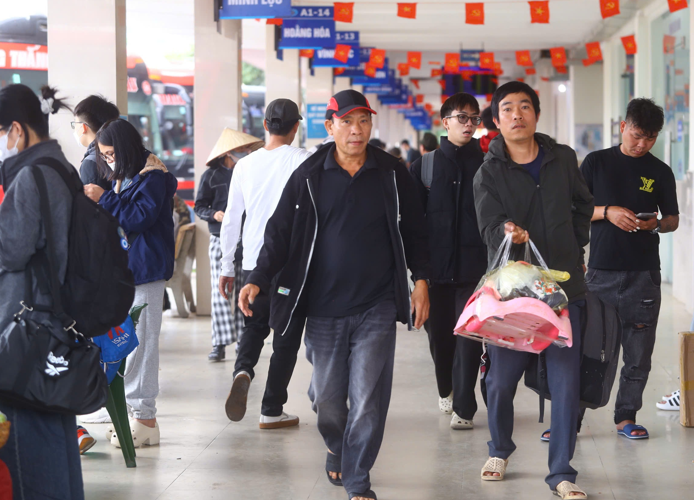 Người dân lỉnh kỉnh hành lý, đổ ra bến xe về quê trước kỳ nghỉ tết Dương lịch- Ảnh 5. Người dân lỉnh kỉnh hành lý, đổ ra bến xe về quê trước kỳ nghỉ tết Dương lịch- Ảnh 5.