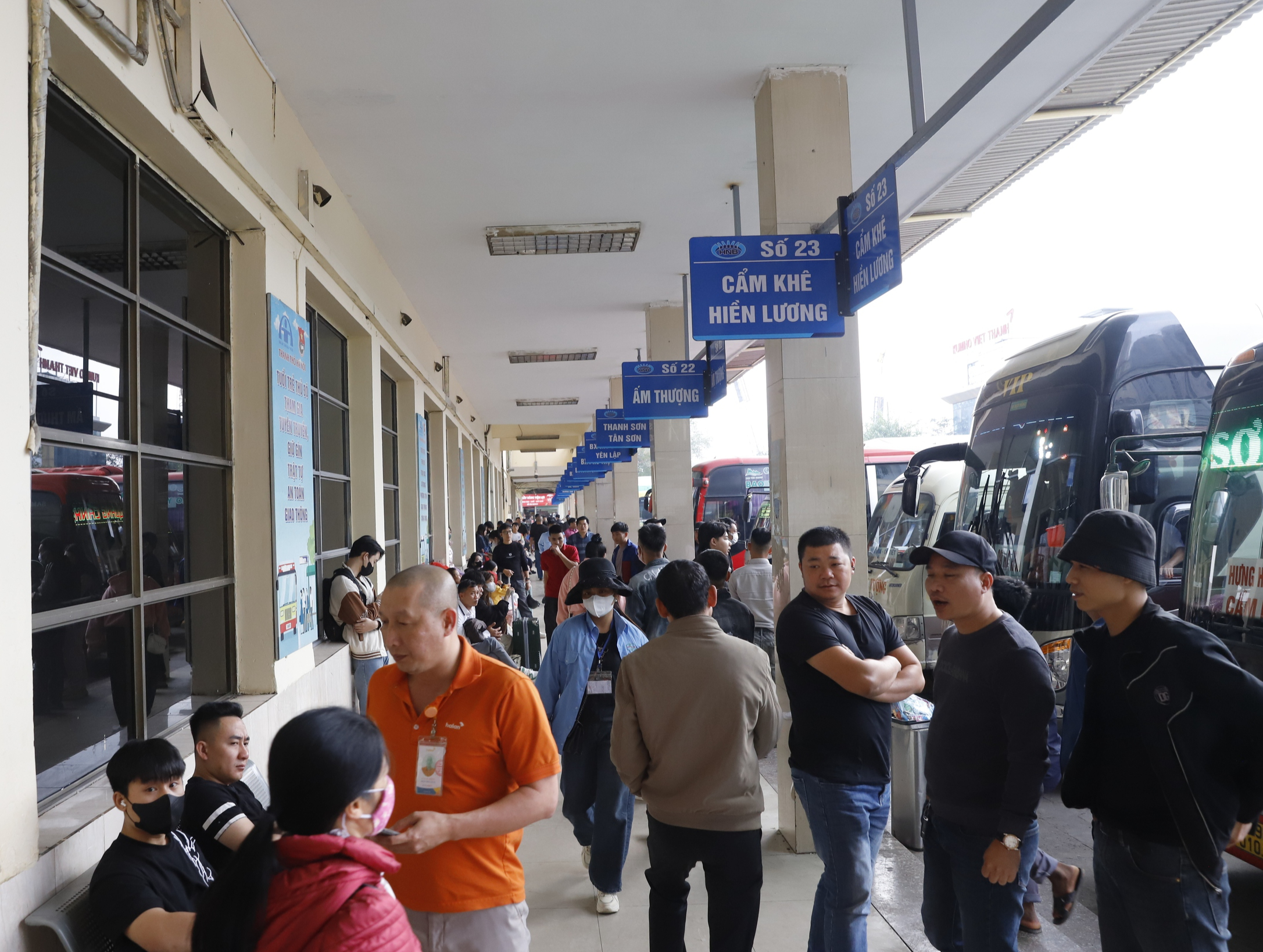 Người dân lỉnh kỉnh hành lý, đổ ra bến xe về quê trước kỳ nghỉ tết Dương lịch- Ảnh 12. Người dân lỉnh kỉnh hành lý, đổ ra bến xe về quê trước kỳ nghỉ tết Dương lịch- Ảnh 12.