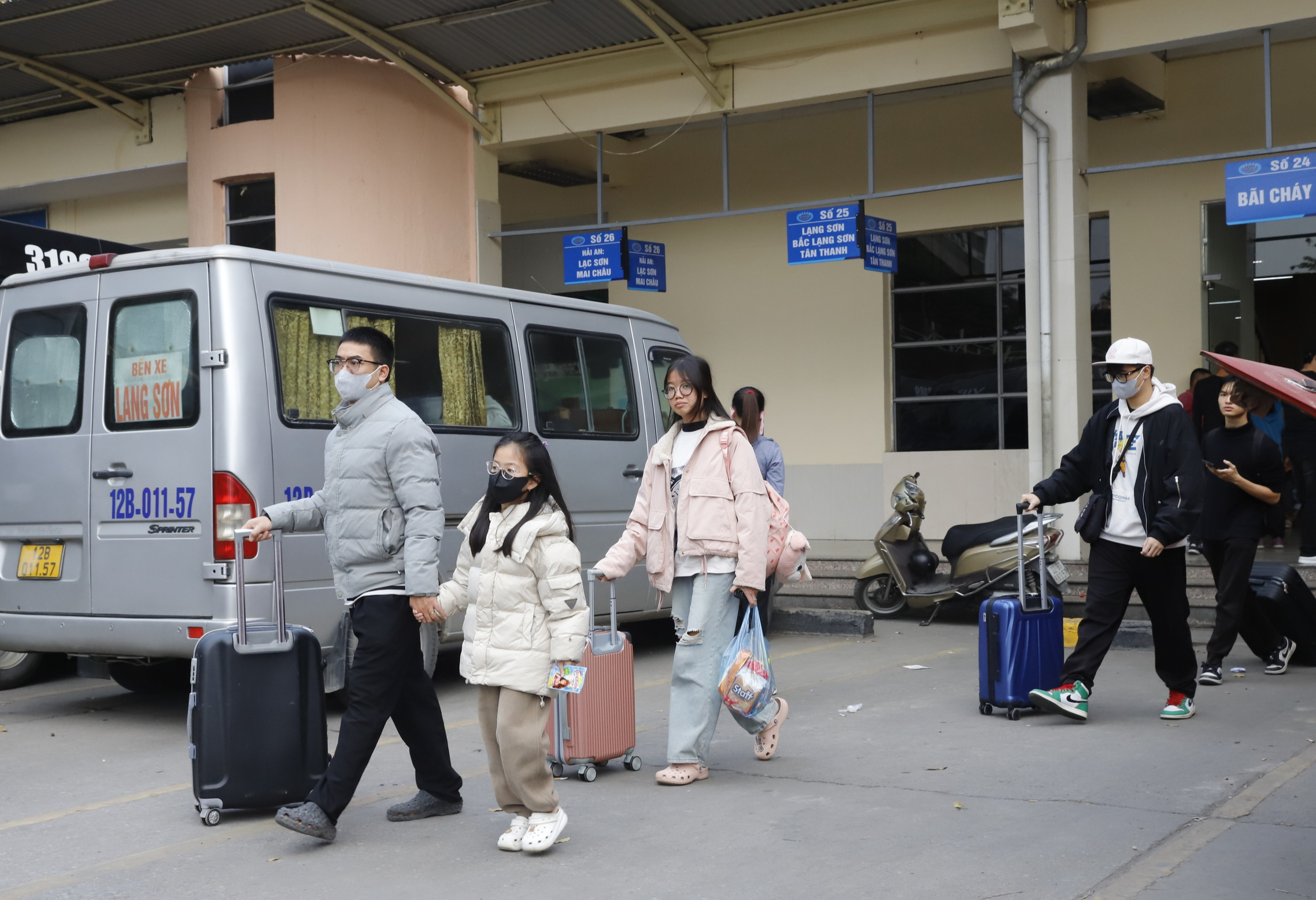 Người dân lỉnh kỉnh hành lý, đổ ra bến xe về quê trước kỳ nghỉ tết Dương lịch- Ảnh 11. Người dân lỉnh kỉnh hành lý, đổ ra bến xe về quê trước kỳ nghỉ tết Dương lịch- Ảnh 11.