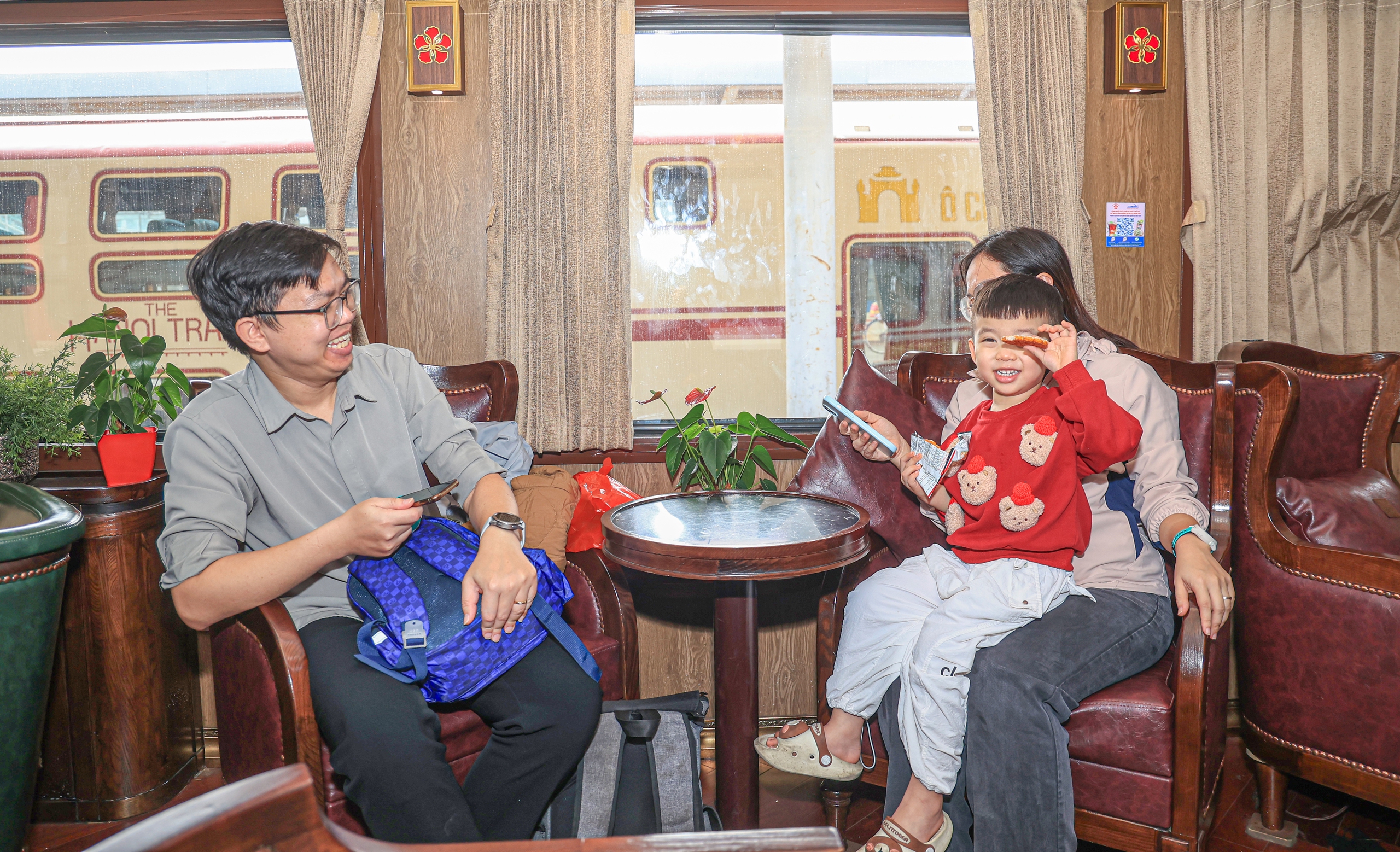 T&agrave;u k&iacute;n chỗ, Ga H&agrave; Nội vẫn th&ocirc;ng tho&aacute;ng trước tết Dương lịch 2026- Ảnh 7.