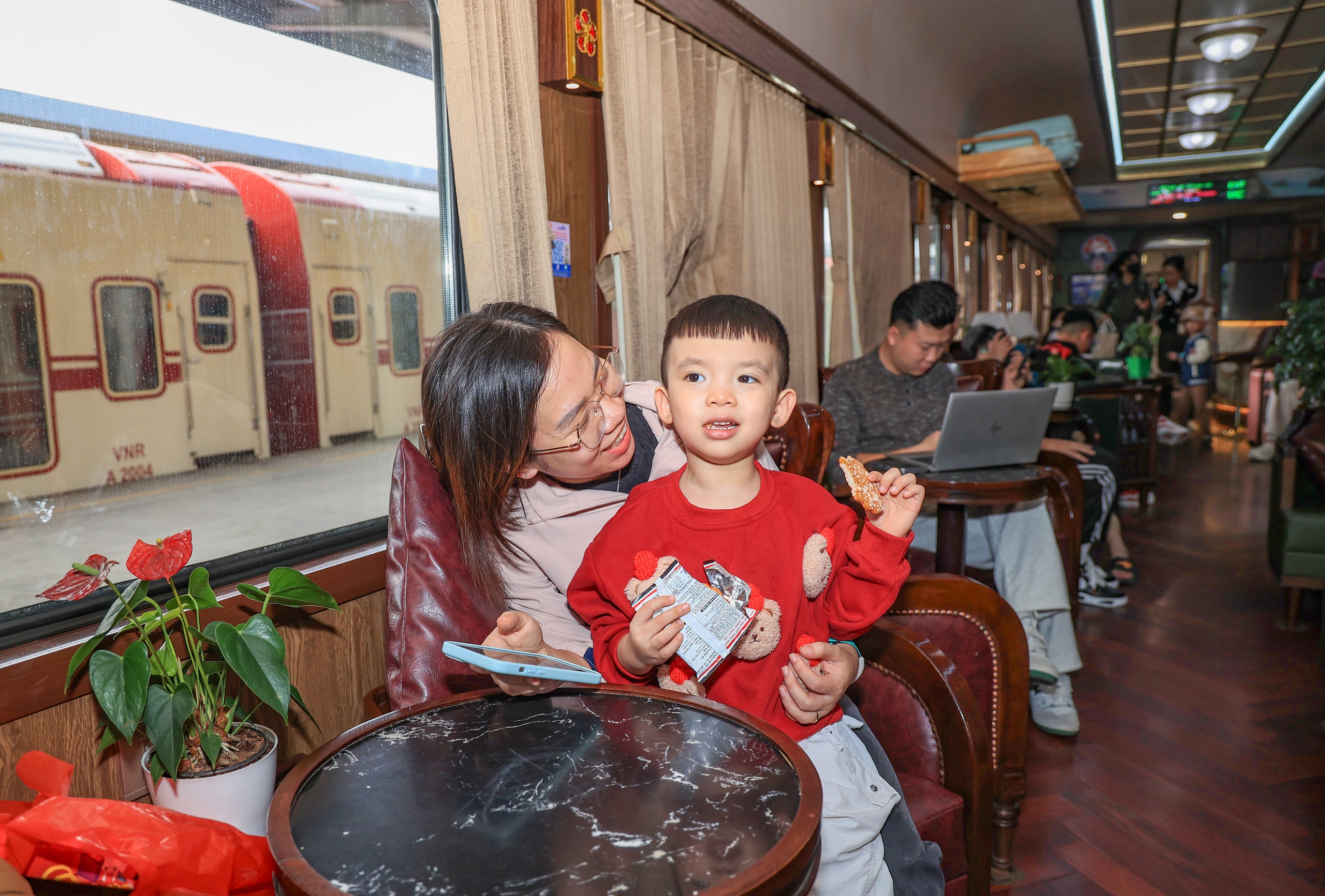 T&agrave;u k&iacute;n chỗ, Ga H&agrave; Nội vẫn th&ocirc;ng tho&aacute;ng trước tết Dương lịch 2026- Ảnh 8.