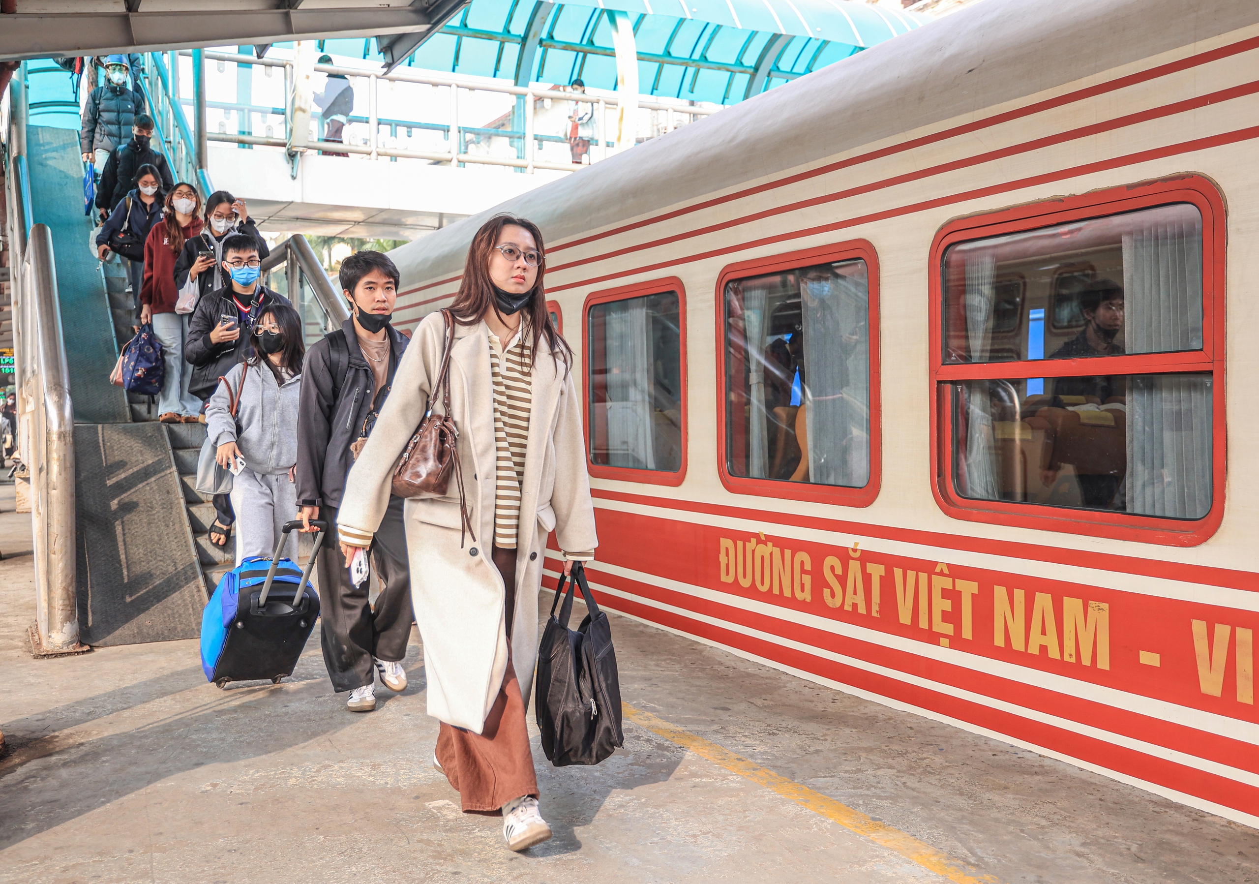 T&agrave;u k&iacute;n chỗ, Ga H&agrave; Nội vẫn th&ocirc;ng tho&aacute;ng trước tết Dương lịch 2026- Ảnh 4.