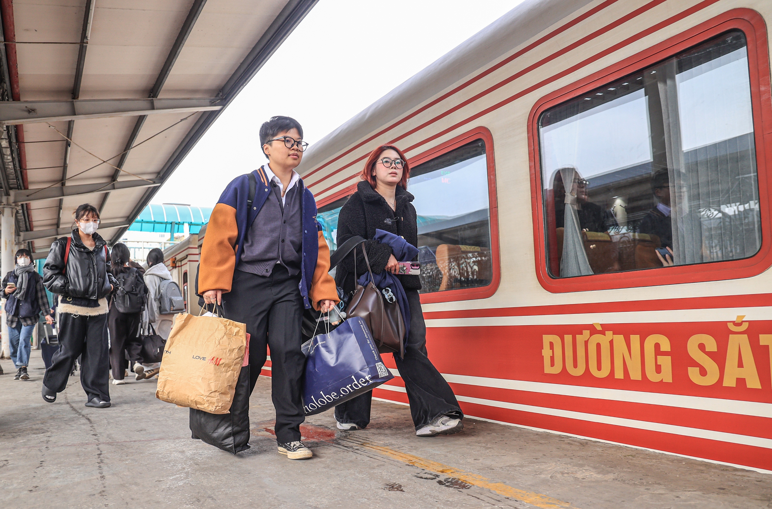 T&agrave;u k&iacute;n chỗ, Ga H&agrave; Nội vẫn th&ocirc;ng tho&aacute;ng trước tết Dương lịch 2026- Ảnh 5.