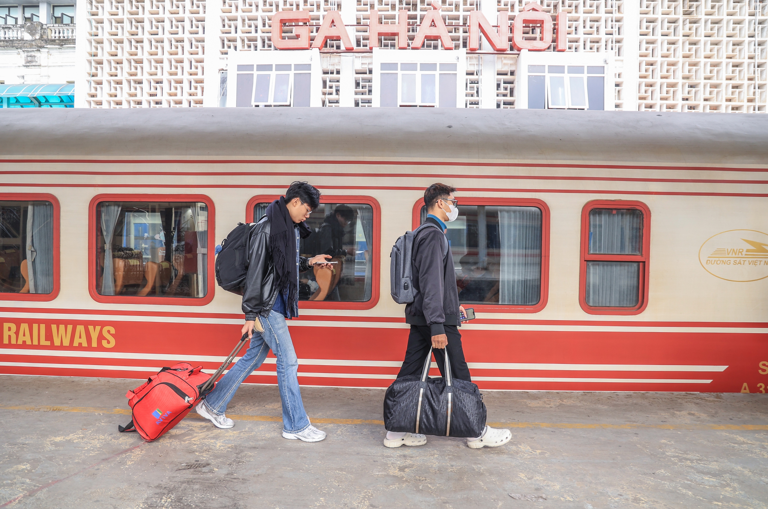 T&agrave;u k&iacute;n chỗ, Ga H&agrave; Nội vẫn th&ocirc;ng tho&aacute;ng trước tết Dương lịch 2026- Ảnh 6.