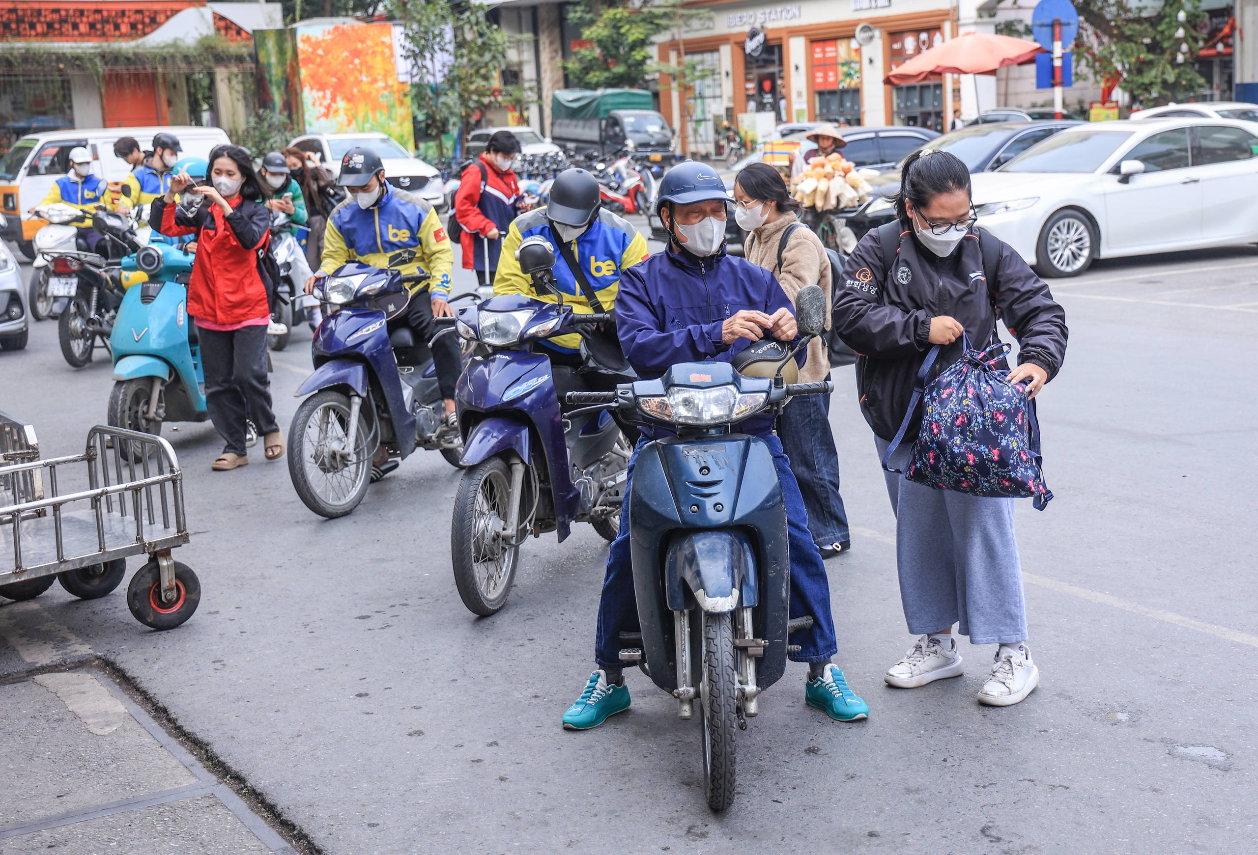 T&agrave;u k&iacute;n chỗ, Ga H&agrave; Nội vẫn th&ocirc;ng tho&aacute;ng trước tết Dương lịch 2026- Ảnh 2.