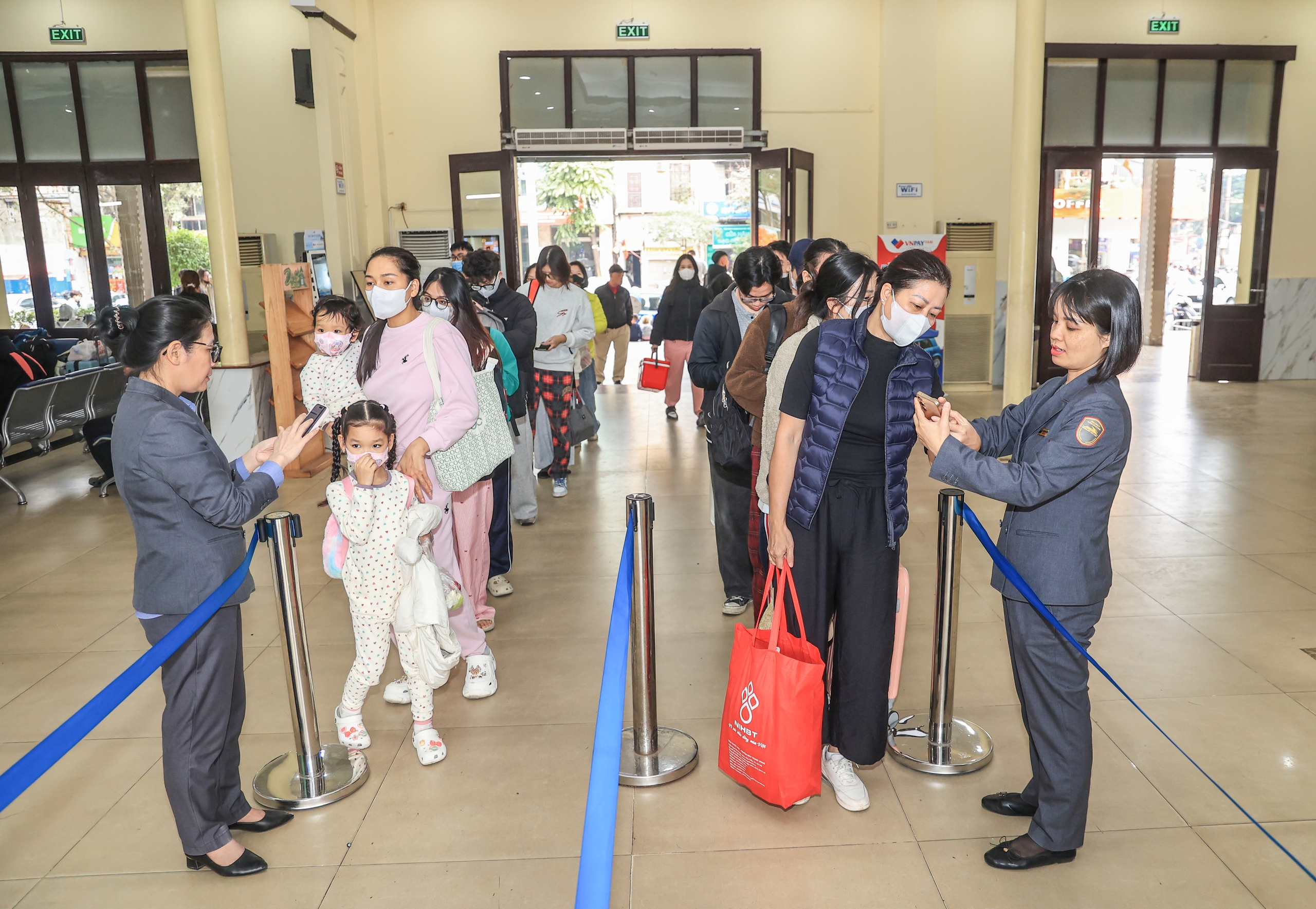 T&agrave;u k&iacute;n chỗ, Ga H&agrave; Nội vẫn th&ocirc;ng tho&aacute;ng trước tết Dương lịch 2026- Ảnh 3.