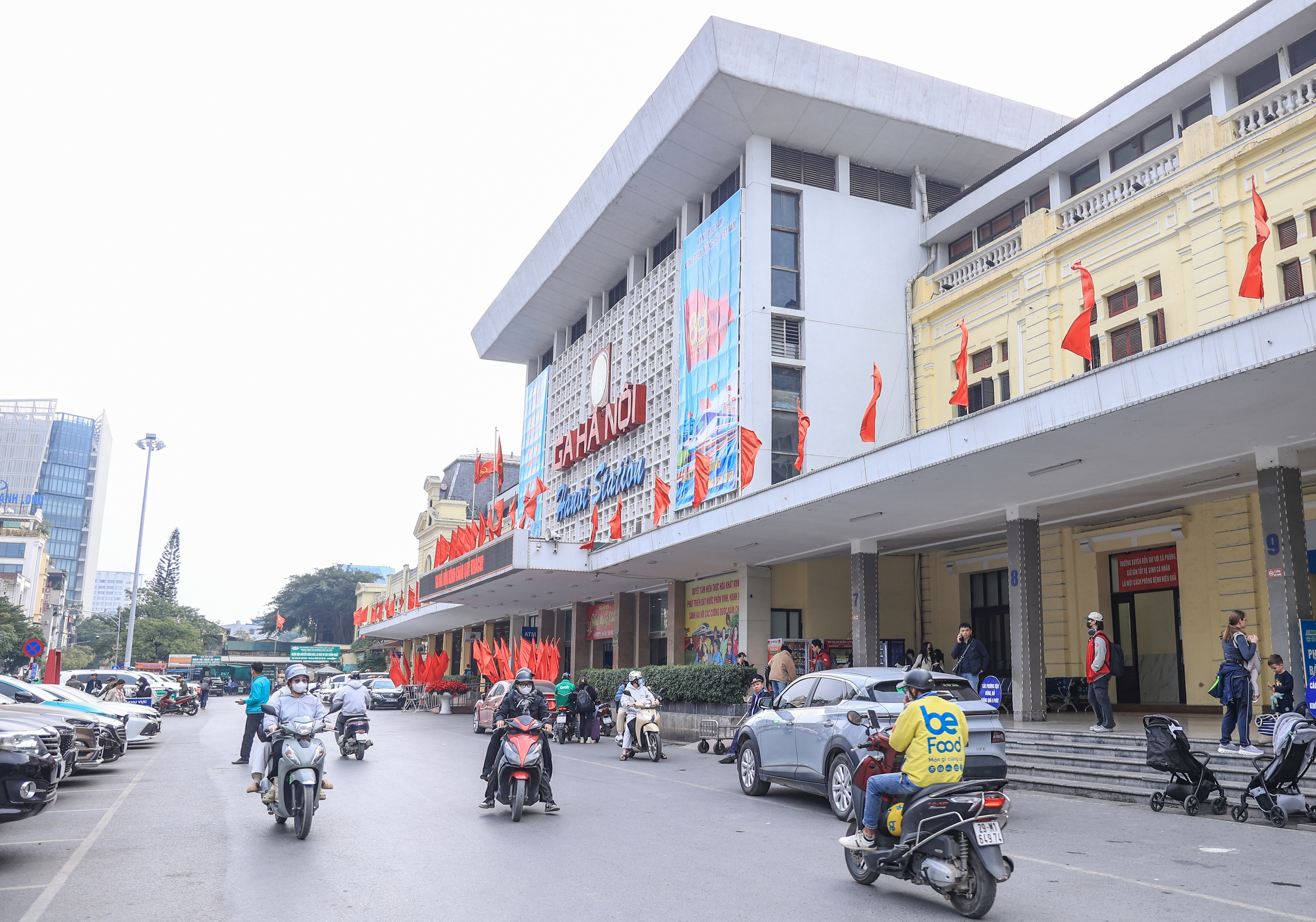 T&agrave;u k&iacute;n chỗ, Ga H&agrave; Nội vẫn th&ocirc;ng tho&aacute;ng trước tết Dương lịch 2026- Ảnh 1.