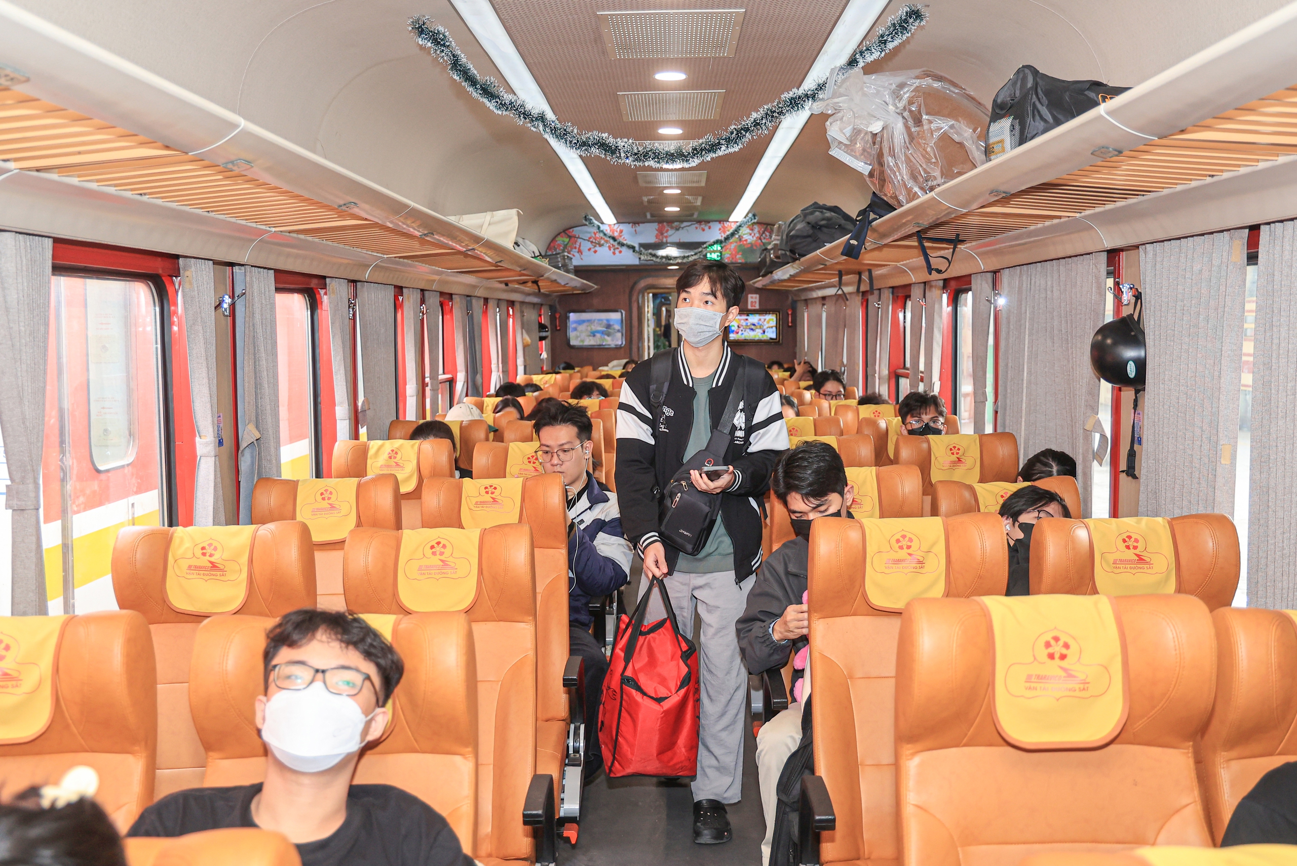 T&agrave;u k&iacute;n chỗ, Ga H&agrave; Nội vẫn th&ocirc;ng tho&aacute;ng trước tết Dương lịch 2026- Ảnh 10.