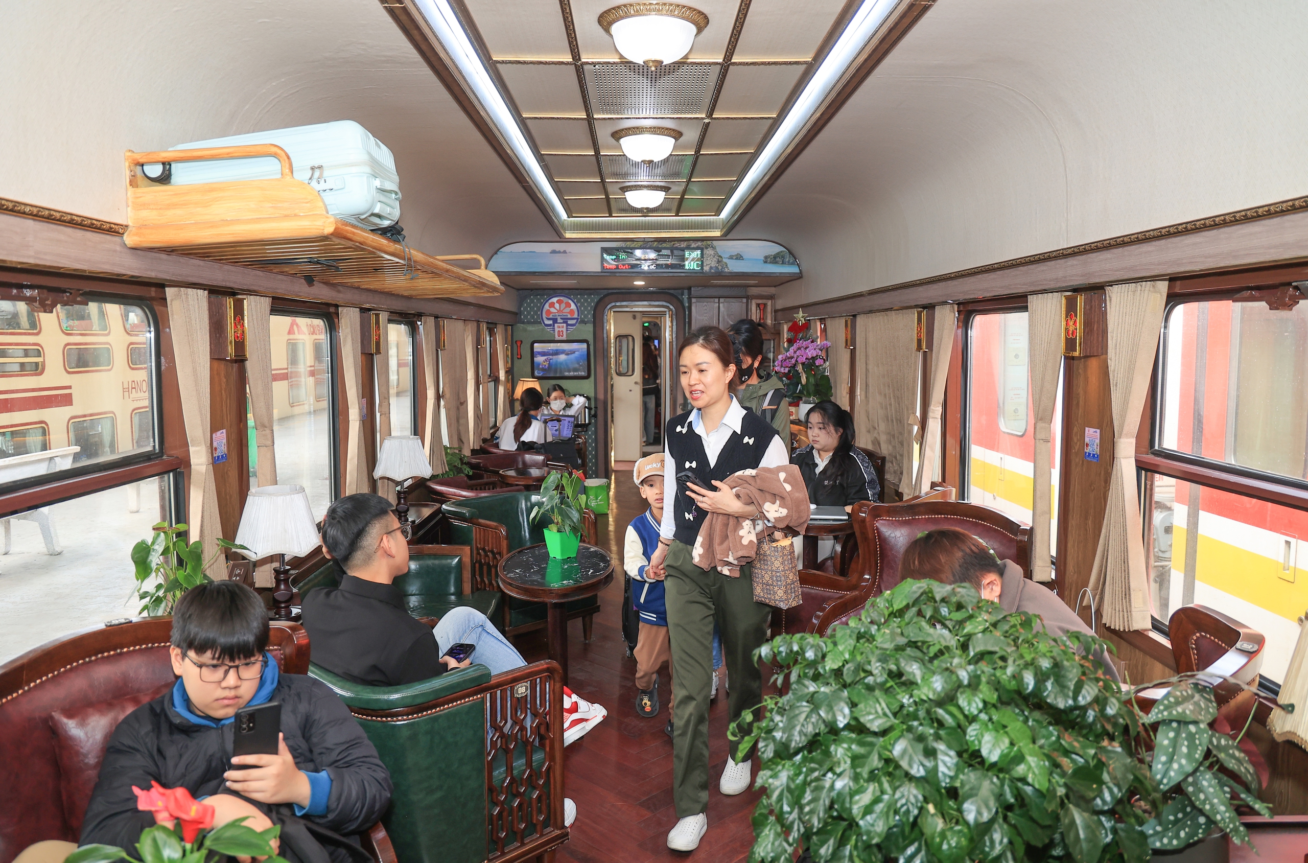 T&agrave;u k&iacute;n chỗ, Ga H&agrave; Nội vẫn th&ocirc;ng tho&aacute;ng trước tết Dương lịch 2026- Ảnh 9.