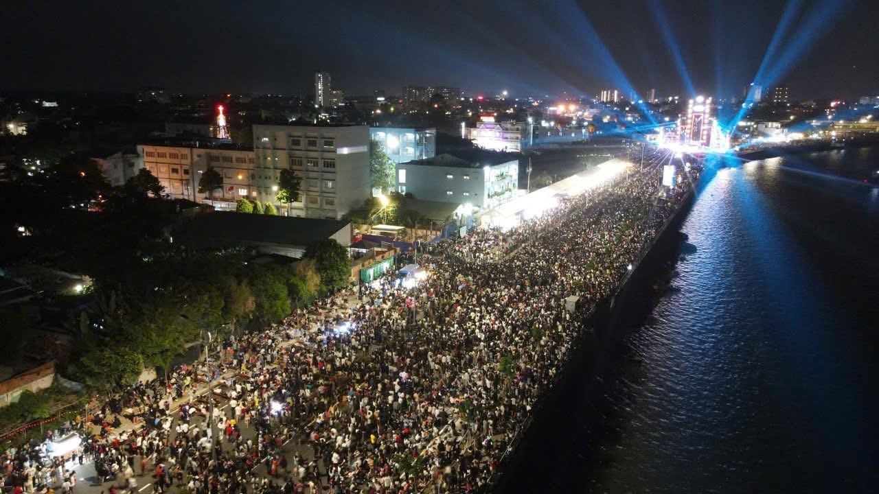 Đồng Nai: Ph&aacute;o hoa rực s&aacute;ng với h&agrave;ng chục ng&agrave;n người h&ograve;a nhịp Countdown đ&oacute;n năm mới 2026- Ảnh 25.
