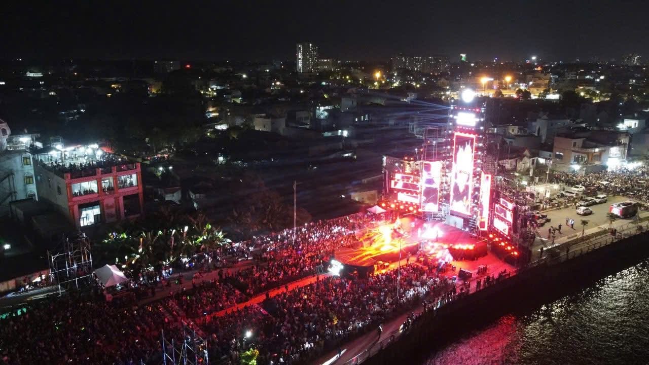 Đồng Nai: Ph&aacute;o hoa rực s&aacute;ng với h&agrave;ng chục ng&agrave;n người h&ograve;a nhịp Countdown đ&oacute;n năm mới 2026- Ảnh 10.