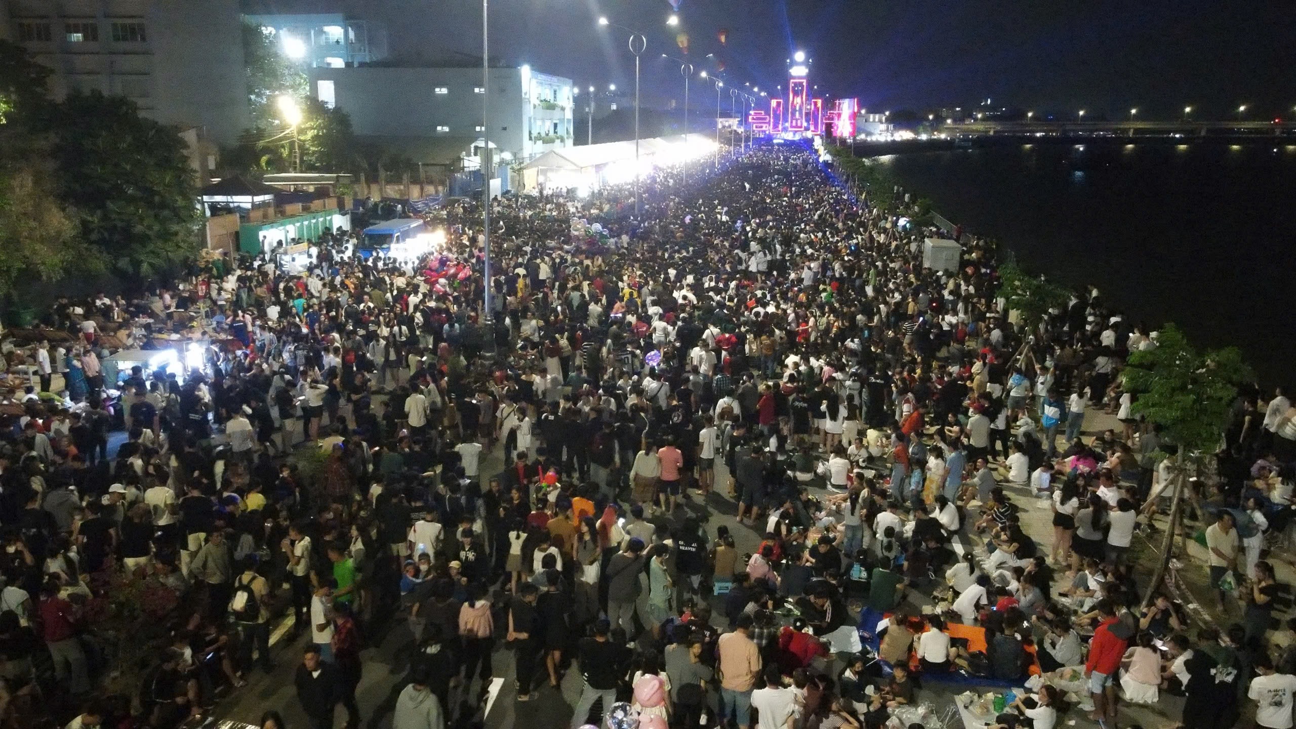 Đồng Nai: Ph&aacute;o hoa rực s&aacute;ng với h&agrave;ng chục ng&agrave;n người h&ograve;a nhịp Countdown đ&oacute;n năm mới 2026- Ảnh 8.