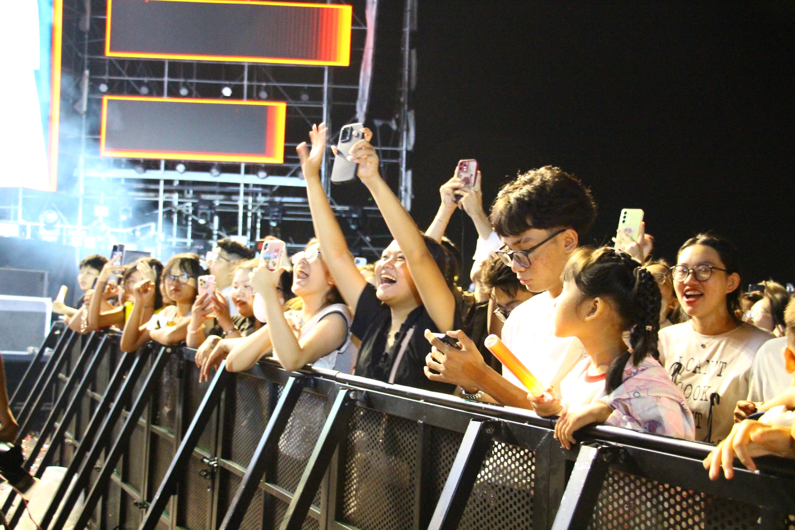 Đồng Nai: Ph&aacute;o hoa rực s&aacute;ng với h&agrave;ng chục ng&agrave;n người h&ograve;a nhịp Countdown đ&oacute;n năm mới 2026- Ảnh 20.