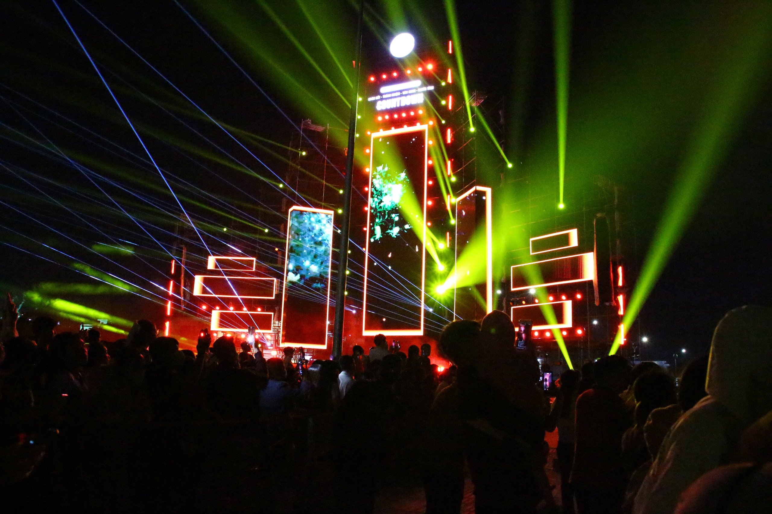 Đồng Nai: Ph&aacute;o hoa rực s&aacute;ng với h&agrave;ng chục ng&agrave;n người h&ograve;a nhịp Countdown đ&oacute;n năm mới 2026- Ảnh 6.