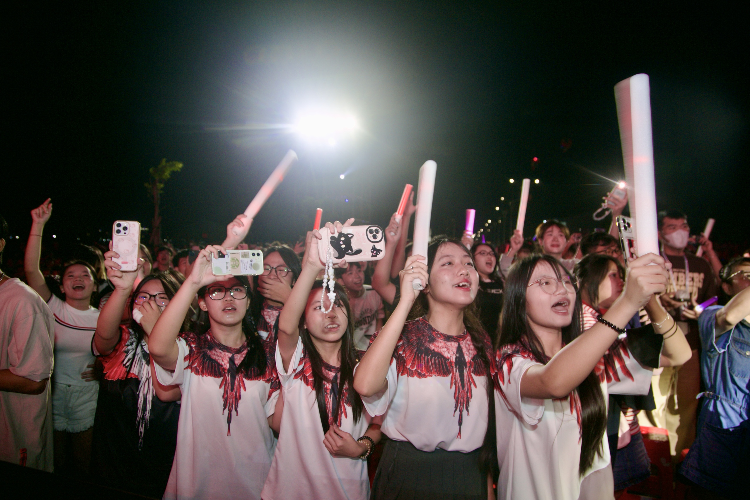 Đồng Nai: Ph&aacute;o hoa rực s&aacute;ng với h&agrave;ng chục ng&agrave;n người h&ograve;a nhịp Countdown đ&oacute;n năm mới 2026- Ảnh 4.