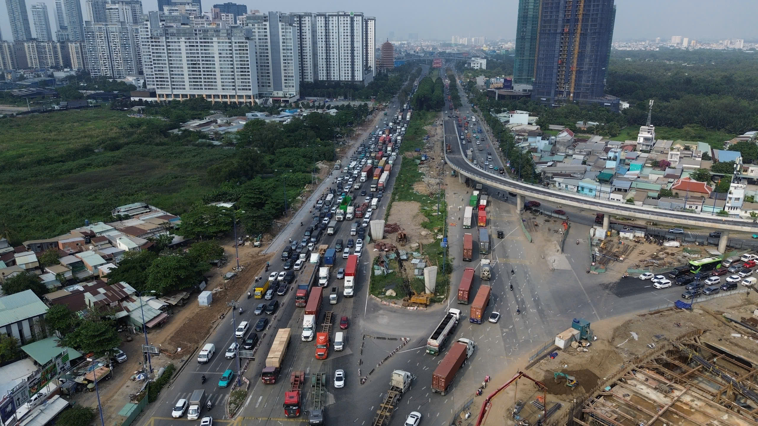 TP.HCM &ldquo;căng m&igrave;nh&rdquo; chiều cuối năm, giao th&ocirc;ng cửa ng&otilde; v&agrave; s&acirc;n bay c&ugrave;ng l&uacute;c tăng &aacute;p lực- Ảnh 2.