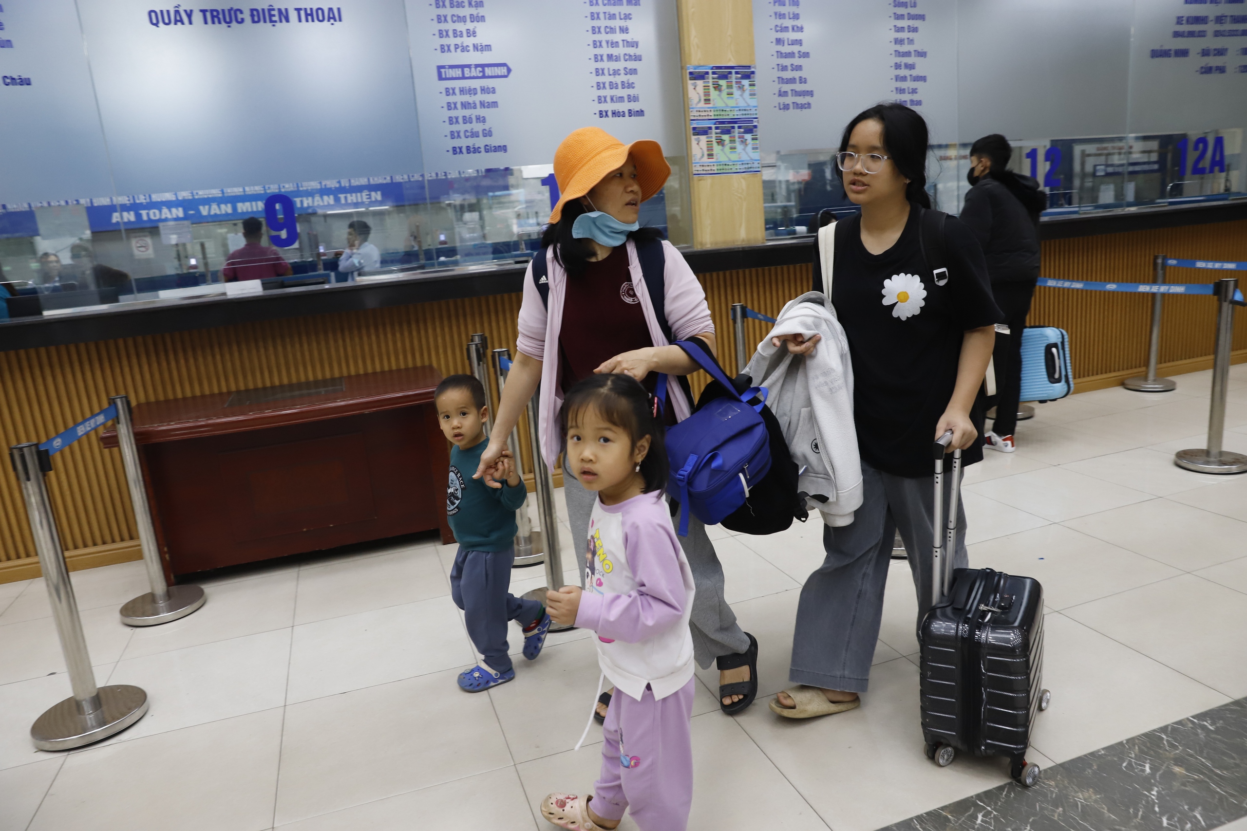 Người dân lỉnh kỉnh hành lý, đổ ra bến xe về quê trước kỳ nghỉ tết Dương lịch- Ảnh 10. Người dân lỉnh kỉnh hành lý, đổ ra bến xe về quê trước kỳ nghỉ tết Dương lịch- Ảnh 10.