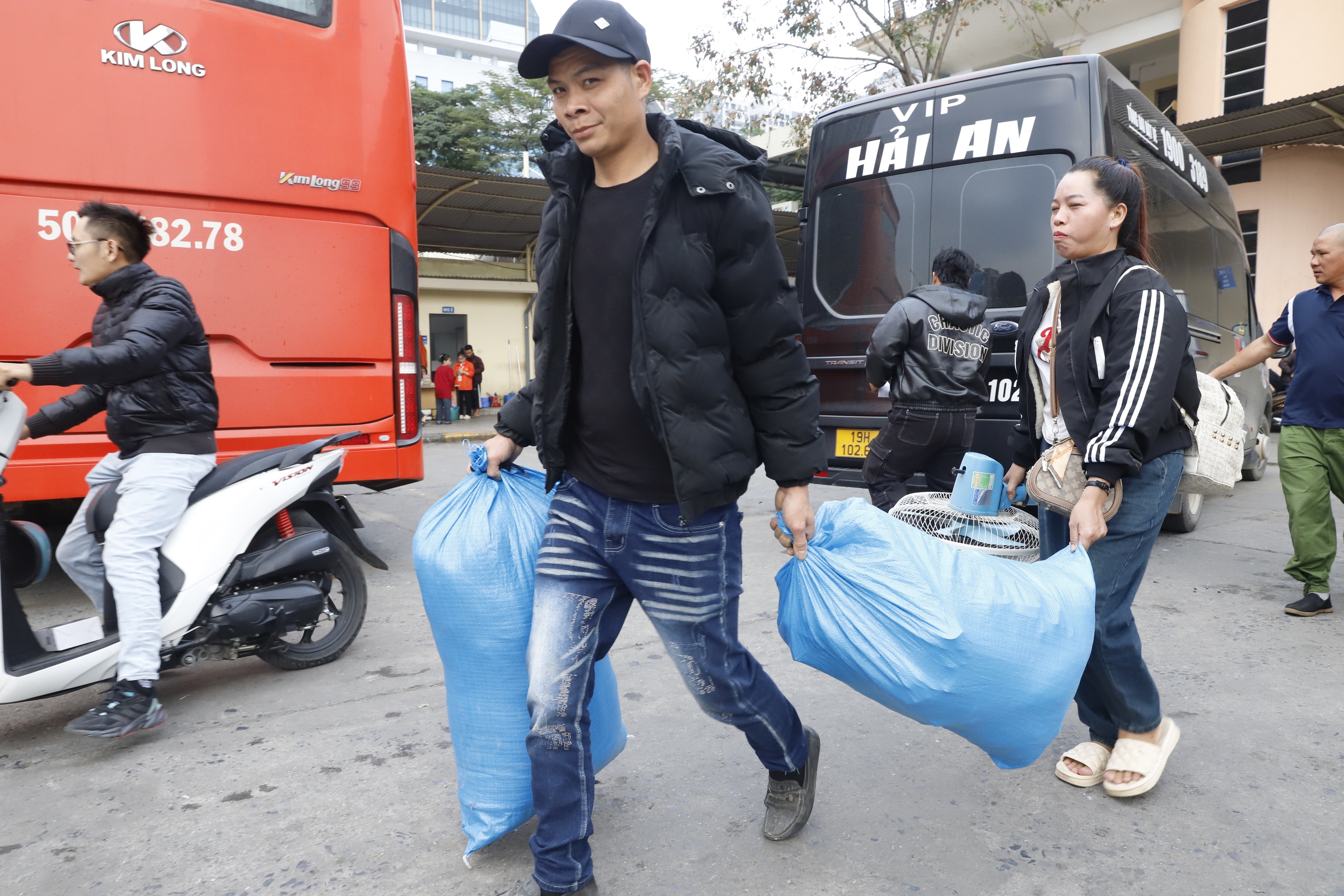 Người dân lỉnh kỉnh hành lý, đổ ra bến xe về quê trước kỳ nghỉ tết Dương lịch- Ảnh 9. Người dân lỉnh kỉnh hành lý, đổ ra bến xe về quê trước kỳ nghỉ tết Dương lịch- Ảnh 9.