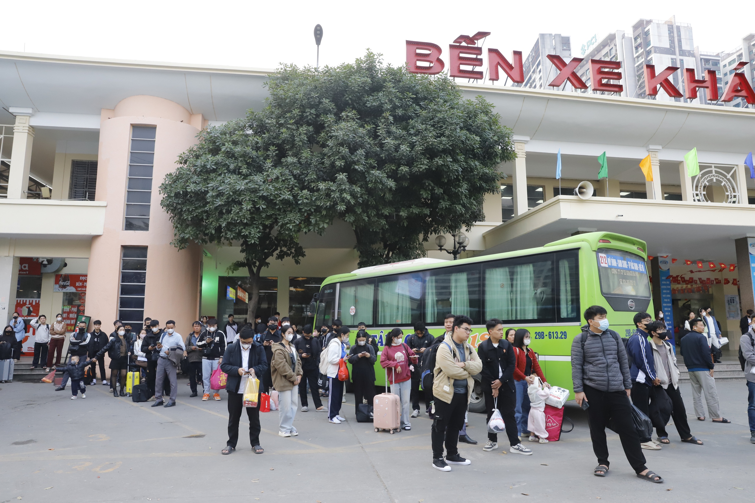 Người dân lỉnh kỉnh hành lý, đổ ra bến xe về quê trước kỳ nghỉ tết Dương lịch- Ảnh 7. Người dân lỉnh kỉnh hành lý, đổ ra bến xe về quê trước kỳ nghỉ tết Dương lịch- Ảnh 7.