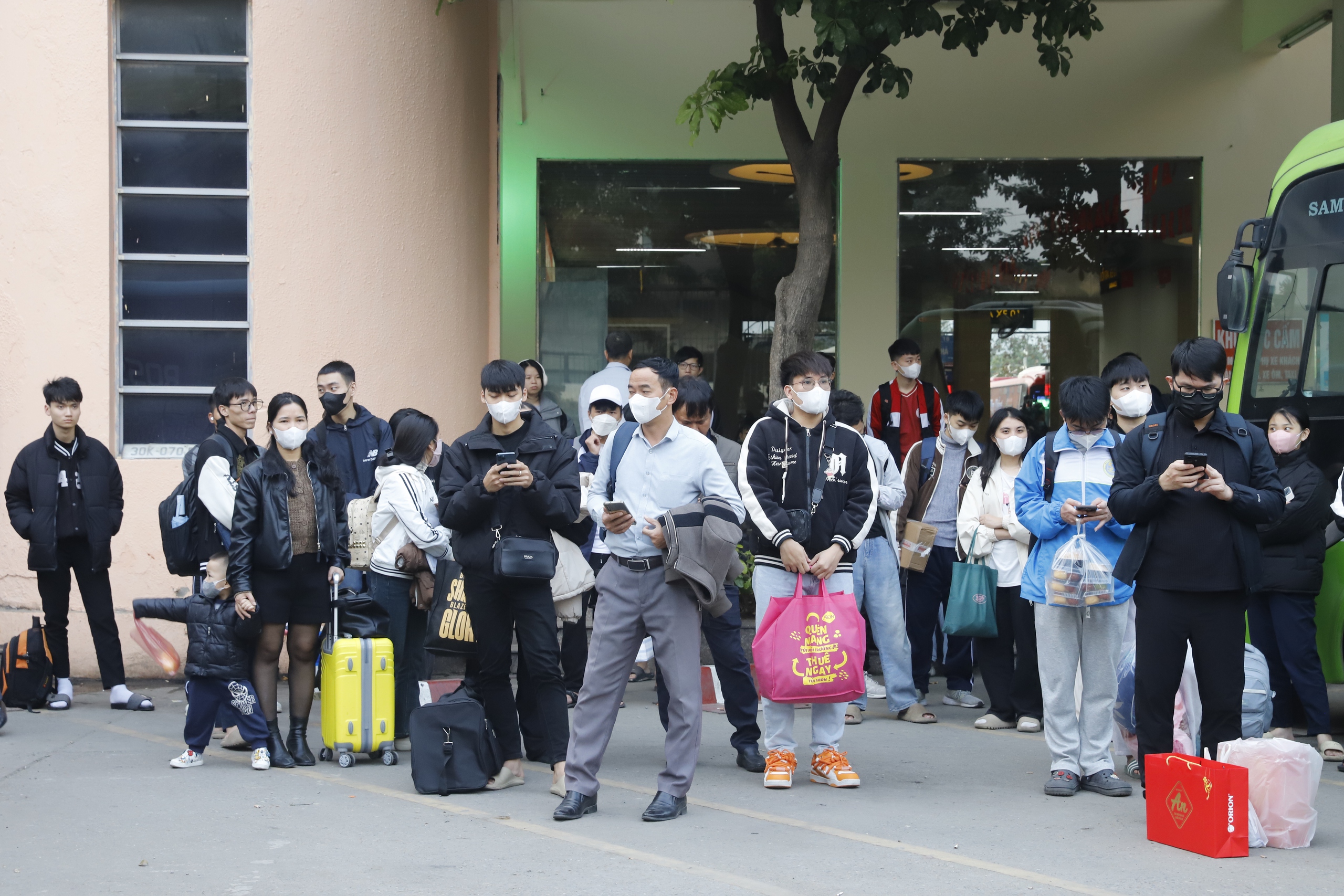 Người dân lỉnh kỉnh hành lý, đổ ra bến xe về quê trước kỳ nghỉ tết Dương lịch- Ảnh 8. Người dân lỉnh kỉnh hành lý, đổ ra bến xe về quê trước kỳ nghỉ tết Dương lịch- Ảnh 8.