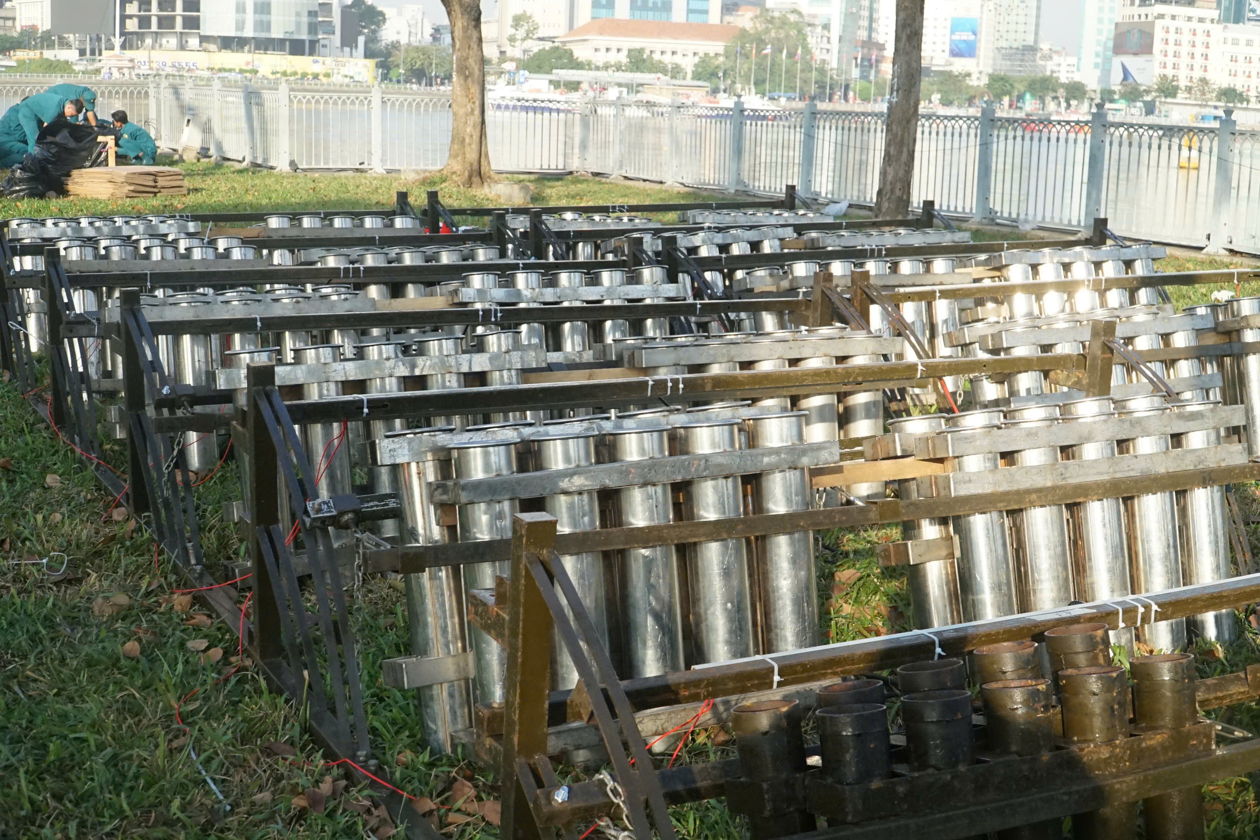 TP.HCM: Hoàn thiện trận địa pháo hoa, sẵn sàng đón năm mới 2026- Ảnh 3. TP.HCM: Hoàn thiện trận địa pháo hoa, sẵn sàng đón năm mới 2026- Ảnh 3.