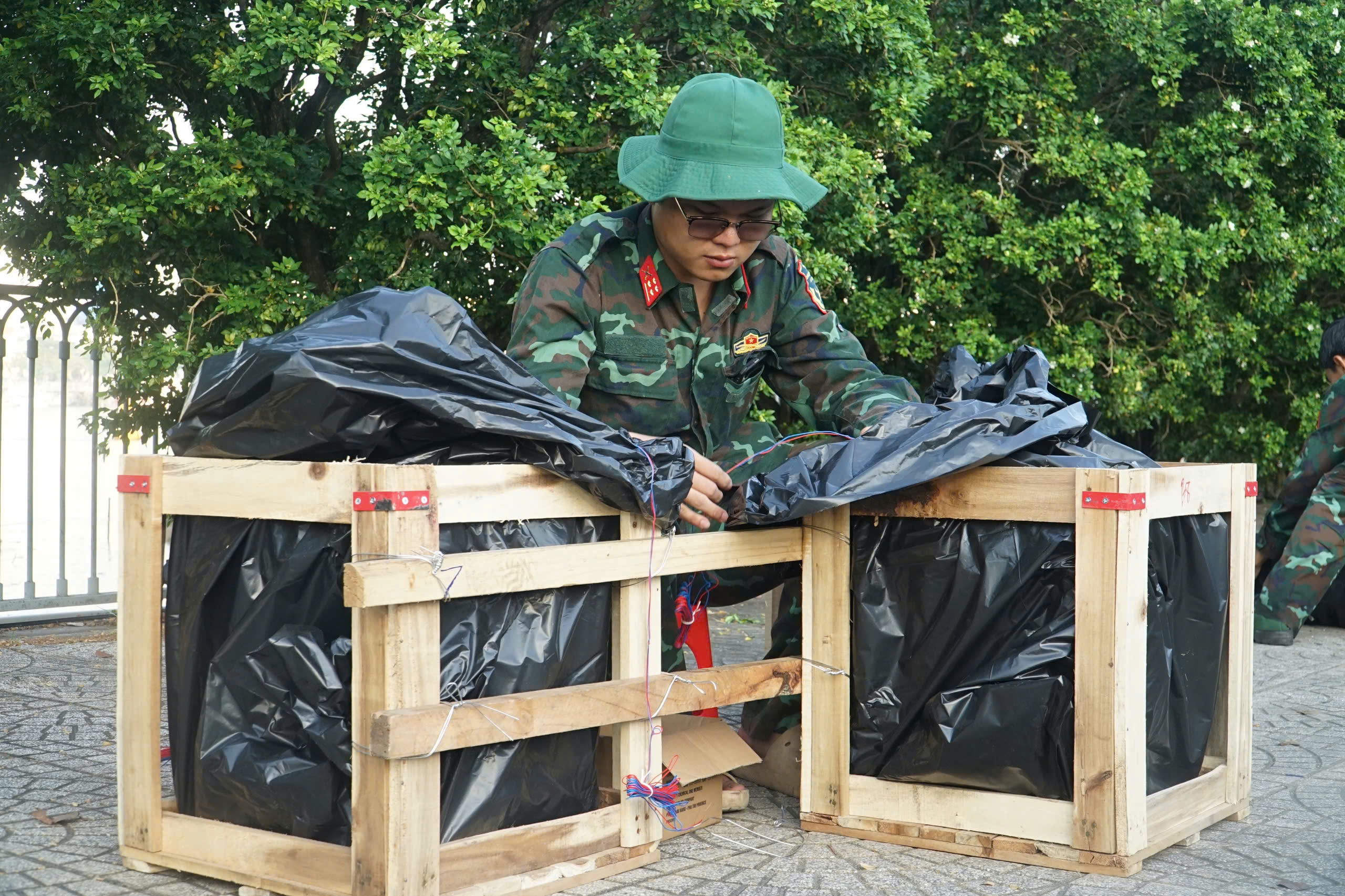 TP.HCM: Hoàn thiện trận địa pháo hoa, sẵn sàng đón năm mới 2026- Ảnh 6. TP.HCM: Hoàn thiện trận địa pháo hoa, sẵn sàng đón năm mới 2026- Ảnh 6.