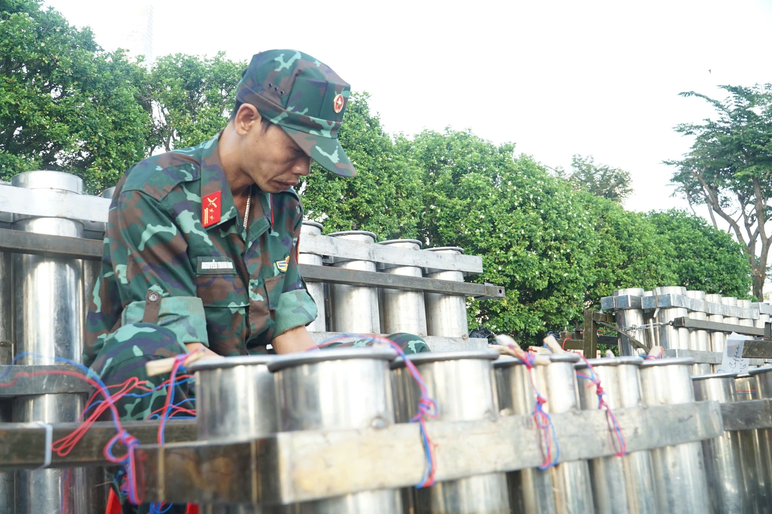 TP.HCM: Hoàn thiện trận địa pháo hoa, sẵn sàng đón năm mới 2026- Ảnh 9. TP.HCM: Hoàn thiện trận địa pháo hoa, sẵn sàng đón năm mới 2026- Ảnh 9.