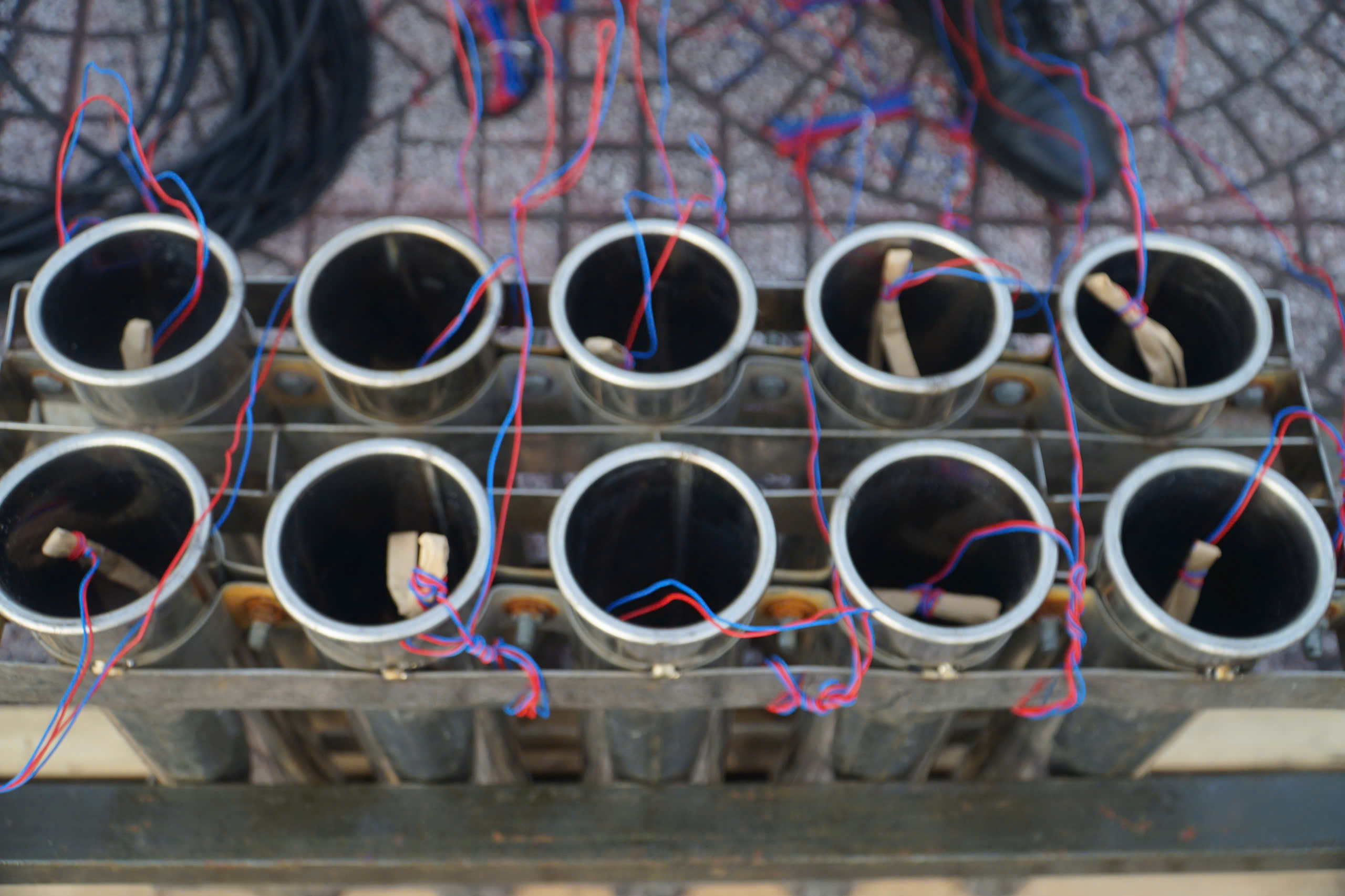 TP.HCM: Hoàn thiện trận địa pháo hoa, sẵn sàng đón năm mới 2026- Ảnh 4. TP.HCM: Hoàn thiện trận địa pháo hoa, sẵn sàng đón năm mới 2026- Ảnh 4.