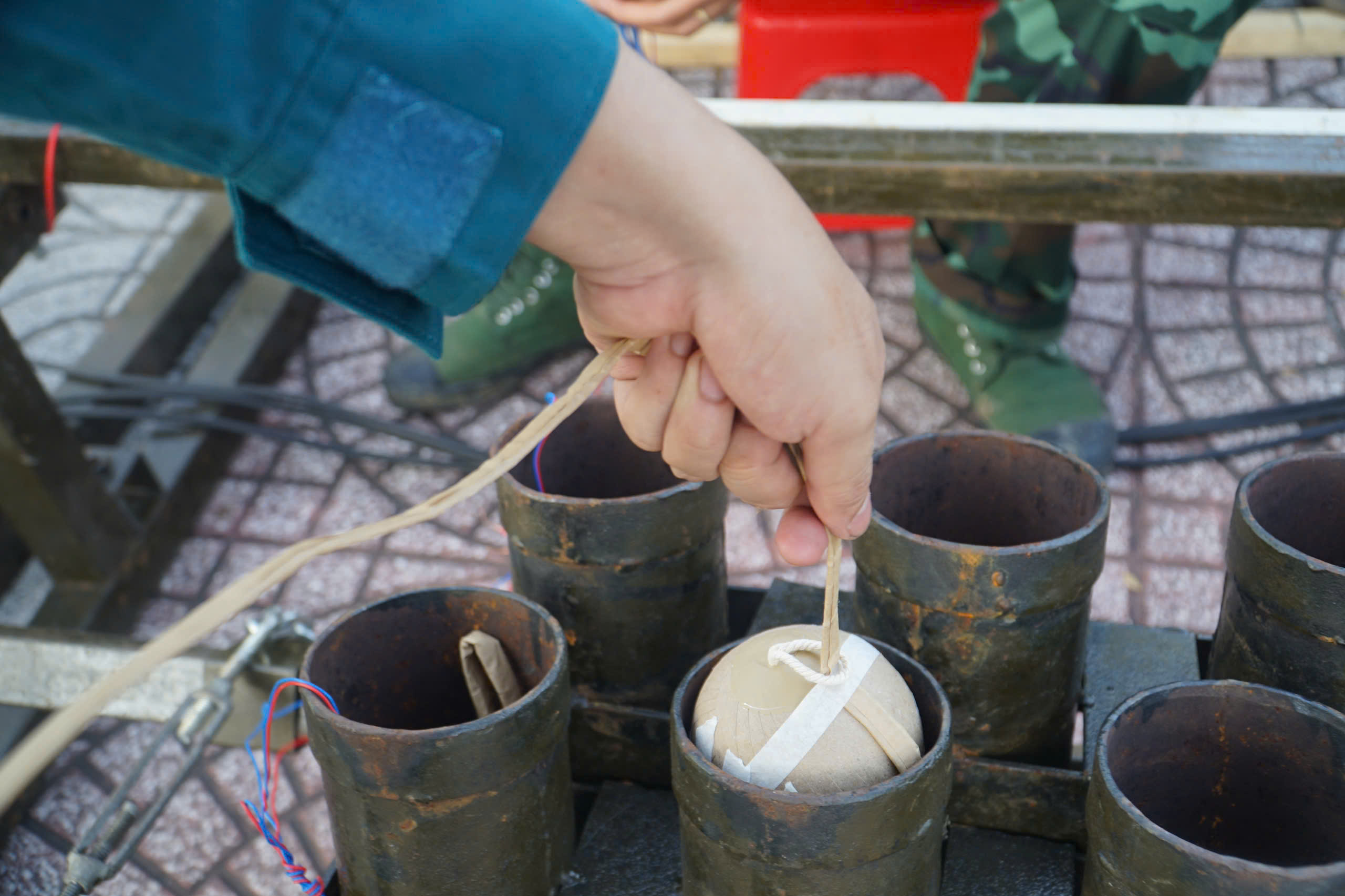 TP.HCM: Hoàn thiện trận địa pháo hoa, sẵn sàng đón năm mới 2026- Ảnh 5. TP.HCM: Hoàn thiện trận địa pháo hoa, sẵn sàng đón năm mới 2026- Ảnh 5.