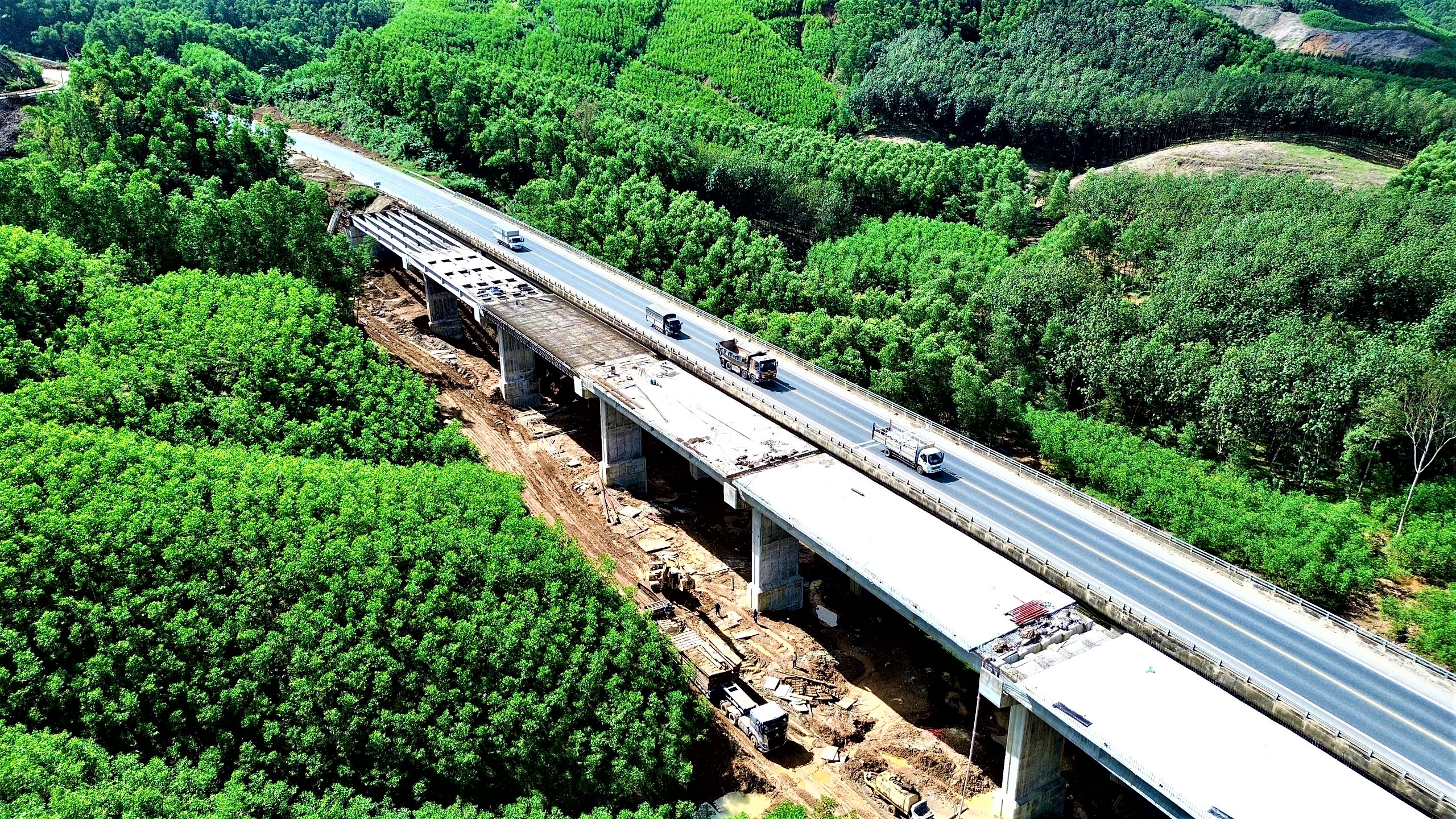 Gác kỳ nghỉ Tết, hàng trăm công nhân miệt mài trên công trường cao tốc La Sơn - Hòa Liên- Ảnh 6. Gác kỳ nghỉ Tết, hàng trăm công nhân miệt mài trên công trường cao tốc La Sơn - Hòa Liên- Ảnh 6.