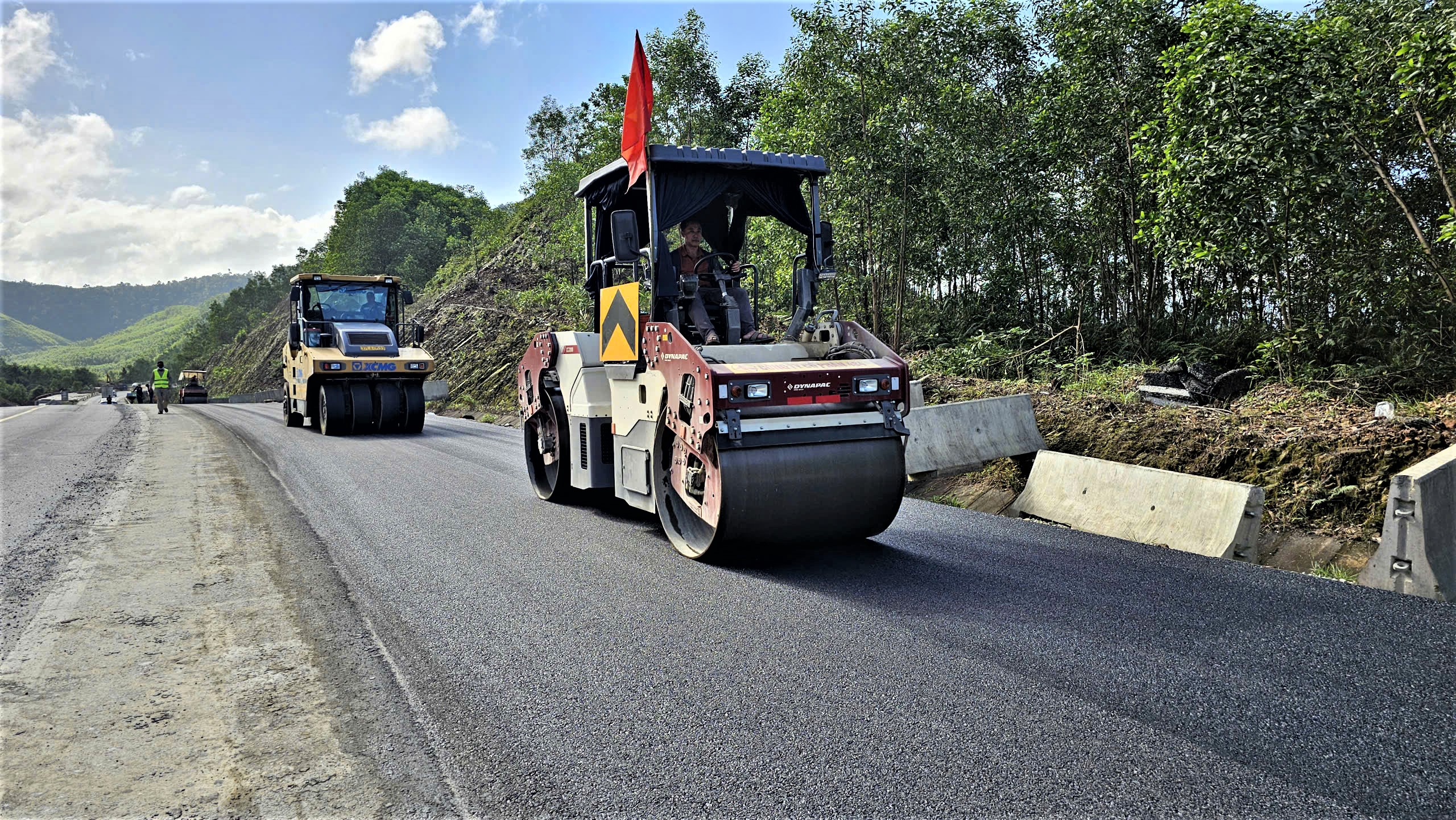 Gác kỳ nghỉ Tết, hàng trăm công nhân miệt mài trên công trường cao tốc La Sơn - Hòa Liên- Ảnh 8. Gác kỳ nghỉ Tết, hàng trăm công nhân miệt mài trên công trường cao tốc La Sơn - Hòa Liên- Ảnh 8.